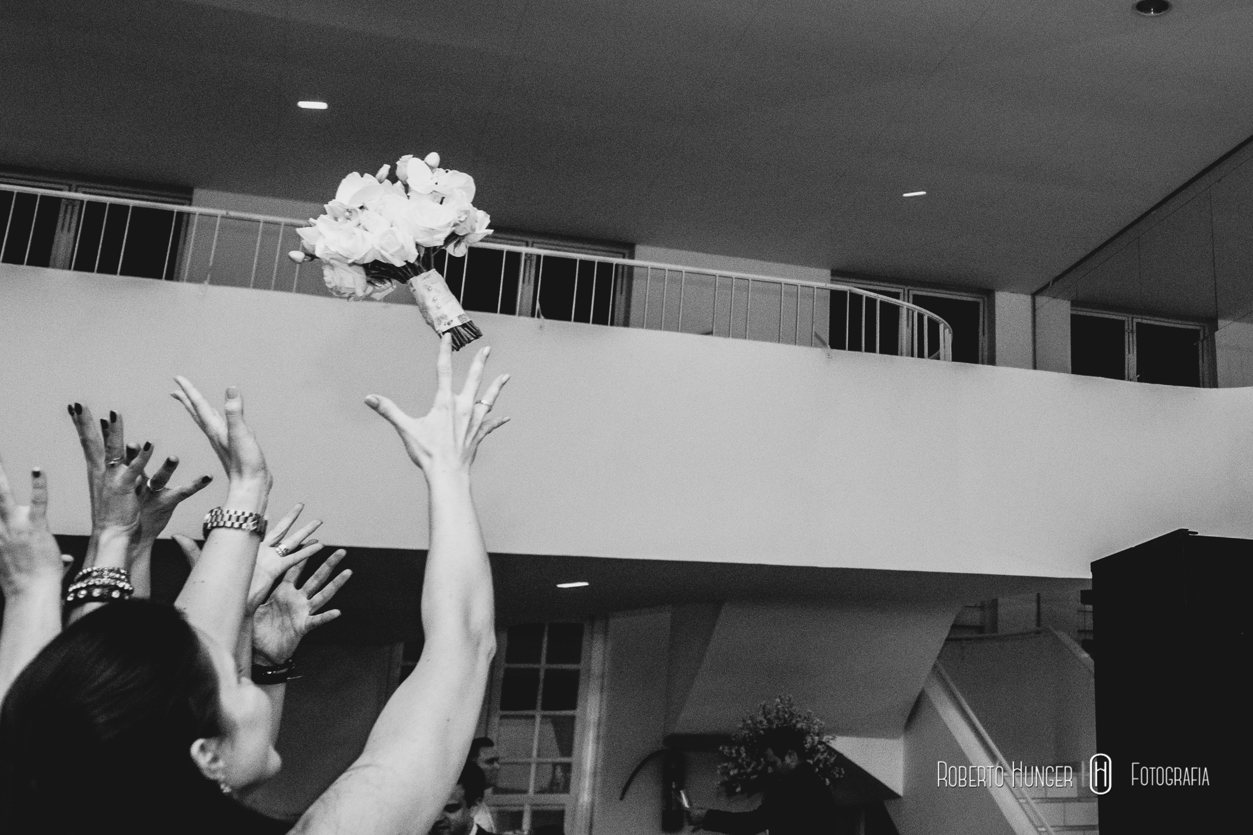 Equipe de Cerimonial - AnasCerimonial Fotografia - Roberto Hunger Fotografia e equipe; Acessórios (Brinco) - Bellamade Cabelo e make-up - Villa Venuta | Rafael Jesus Músicos da cerimônia - Madrigal Doces, bolo cenográfico e bem casado - Katia Negrelli Banda - Carta e seus Curingas Bartenders - Ueslei Drinks - BarShow Sertanejo - Tom e Vinicius Caligrafia dos convites - Imaculada Alonso Recepção - Clube Itajubense Buffet - D'Elisa Buffet e Rosticceria Decoração - Menu Decor | Saulo Ramon Gentil, Emerson Baixinho