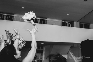 Equipe de Cerimonial - AnasCerimonial Fotografia - Roberto Hunger Fotografia e equipe; Acessórios (Brinco) - Bellamade Cabelo e make-up - Villa Venuta | Rafael Jesus Músicos da cerimônia - Madrigal Doces, bolo cenográfico e bem casado - Katia Negrelli Banda - Carta e seus Curingas Bartenders - Ueslei Drinks - BarShow Sertanejo - Tom e Vinicius Caligrafia dos convites - Imaculada Alonso Recepção - Clube Itajubense Buffet - D'Elisa Buffet e Rosticceria Decoração - Menu Decor | Saulo Ramon Gentil, Emerson Baixinho