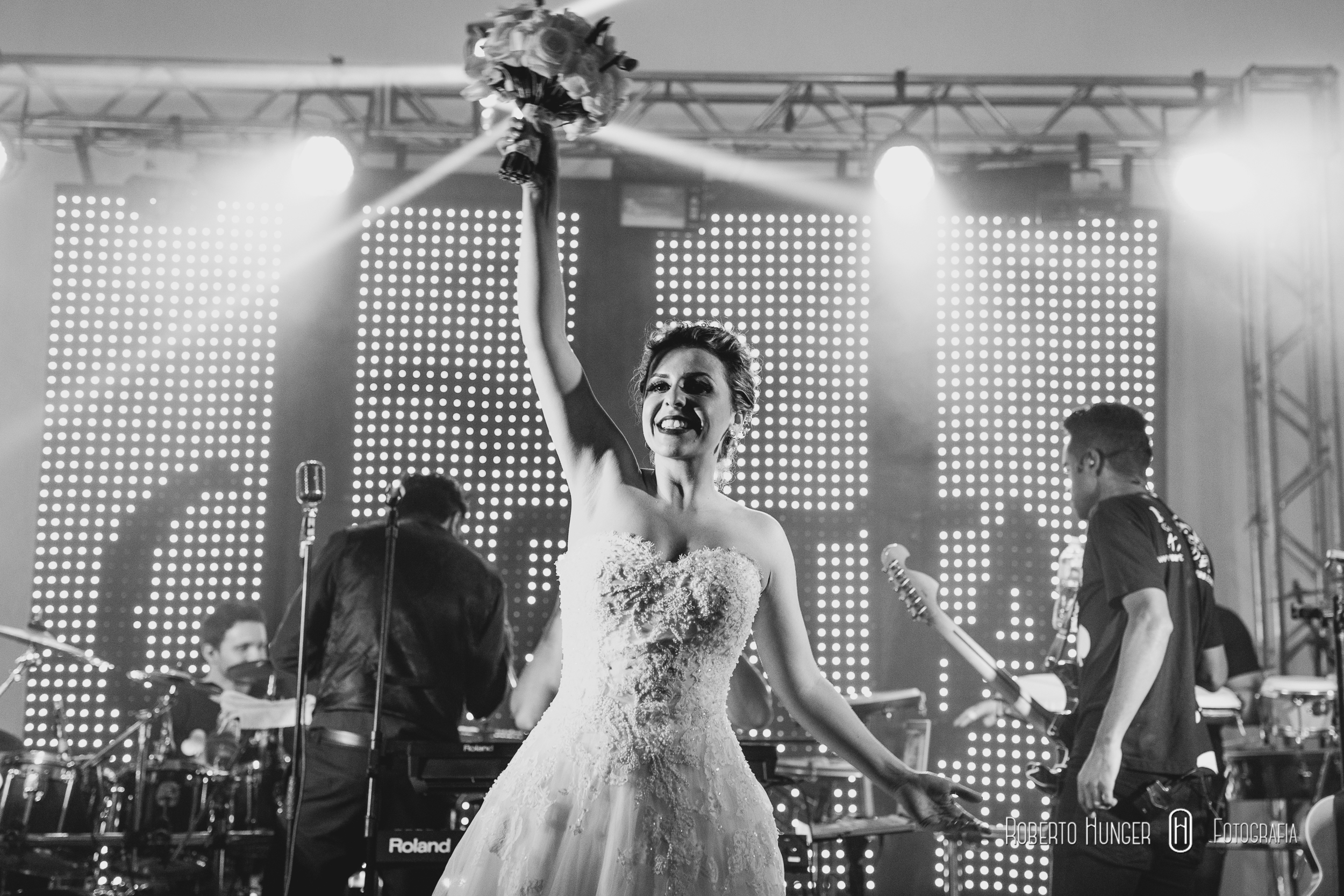 Equipe de Cerimonial - AnasCerimonial Fotografia - Roberto Hunger Fotografia e equipe; Acessórios (Brinco) - Bellamade Cabelo e make-up - Villa Venuta | Rafael Jesus Músicos da cerimônia - Madrigal Doces, bolo cenográfico e bem casado - Katia Negrelli Banda - Carta e seus Curingas Bartenders - Ueslei Drinks - BarShow Sertanejo - Tom e Vinicius Caligrafia dos convites - Imaculada Alonso Recepção - Clube Itajubense Buffet - D'Elisa Buffet e Rosticceria Decoração - Menu Decor | Saulo Ramon Gentil, Emerson Baixinho