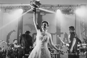 Equipe de Cerimonial - AnasCerimonial Fotografia - Roberto Hunger Fotografia e equipe; Acessórios (Brinco) - Bellamade Cabelo e make-up - Villa Venuta | Rafael Jesus Músicos da cerimônia - Madrigal Doces, bolo cenográfico e bem casado - Katia Negrelli Banda - Carta e seus Curingas Bartenders - Ueslei Drinks - BarShow Sertanejo - Tom e Vinicius Caligrafia dos convites - Imaculada Alonso Recepção - Clube Itajubense Buffet - D'Elisa Buffet e Rosticceria Decoração - Menu Decor | Saulo Ramon Gentil, Emerson Baixinho