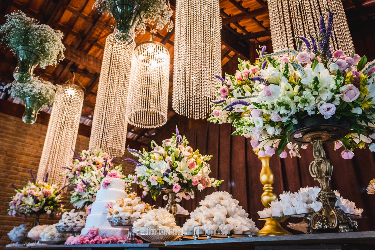 Vídeo Play filmes (Guilherme Yoshi) Fotografia: Roberto Hunger Junior e equipe. Cerimonial: Cerimonialy (Lucimara Souza); Make noiva/dia da noiva: EMME (Megue Costa); vestido noiva: Junior Pelissare; Make Noivo/dia do noivo: Santa Roma Cambuí; Igreja: Matriz de Nossa Senhora do Carmo Cambuí; Músicos da igreja: Alligare Eventos; Festa e Buffet : Pousada Cambuhy (Fernanda Rodrigues De Souza Brito e Leandro Brito) ; Decoração: Aninha Rodrigo Decoradores; Doces: Néia Rodrigues; Forminhas: Ana Lúcia Pereira; DJ: Marcelo Fagundes; Master Som; Mamãe brigadeiro, Banda: Odisseia/ Tribaus Bar: Souza Bartende.