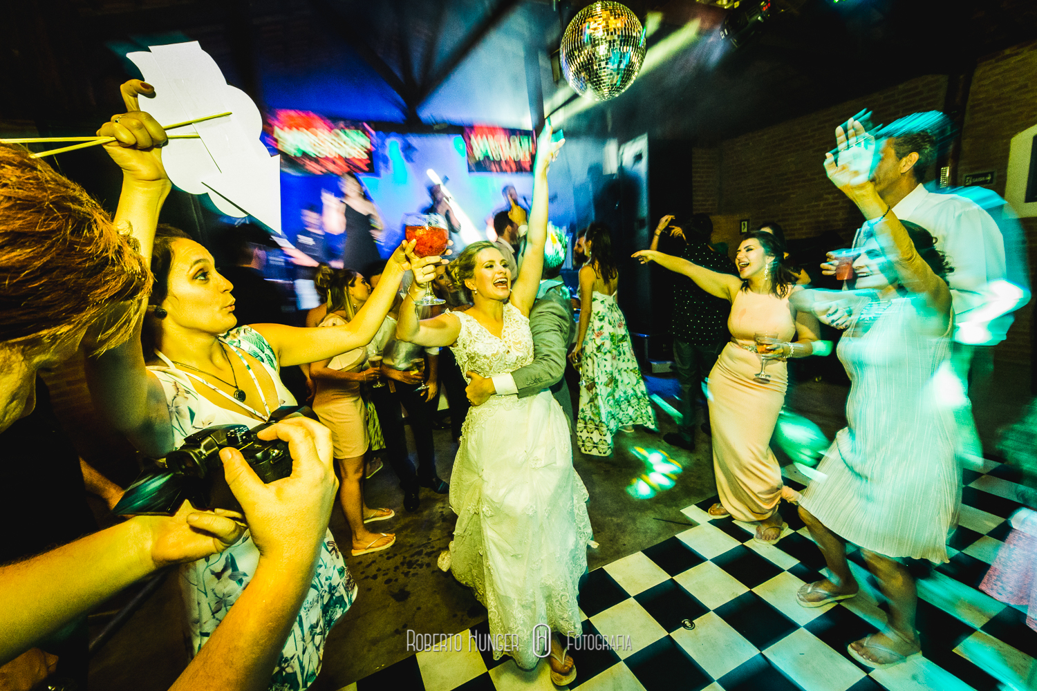 Vídeo Play filmes (Guilherme Yoshi) Fotografia: Roberto Hunger Junior e equipe. Cerimonial: Cerimonialy (Lucimara Souza); Make noiva/dia da noiva: EMME (Megue Costa); vestido noiva: Junior Pelissare; Make Noivo/dia do noivo: Santa Roma Cambuí; Igreja: Matriz de Nossa Senhora do Carmo Cambuí; Músicos da igreja: Alligare Eventos; Festa e Buffet : Pousada Cambuhy (Fernanda Rodrigues De Souza Brito e Leandro Brito) ; Decoração: Aninha Rodrigo Decoradores; Doces: Néia Rodrigues; Forminhas: Ana Lúcia Pereira; DJ: Marcelo Fagundes; Master Som; Mamãe brigadeiro, Banda: Odisseia/ Tribaus Bar: Souza Bartende.