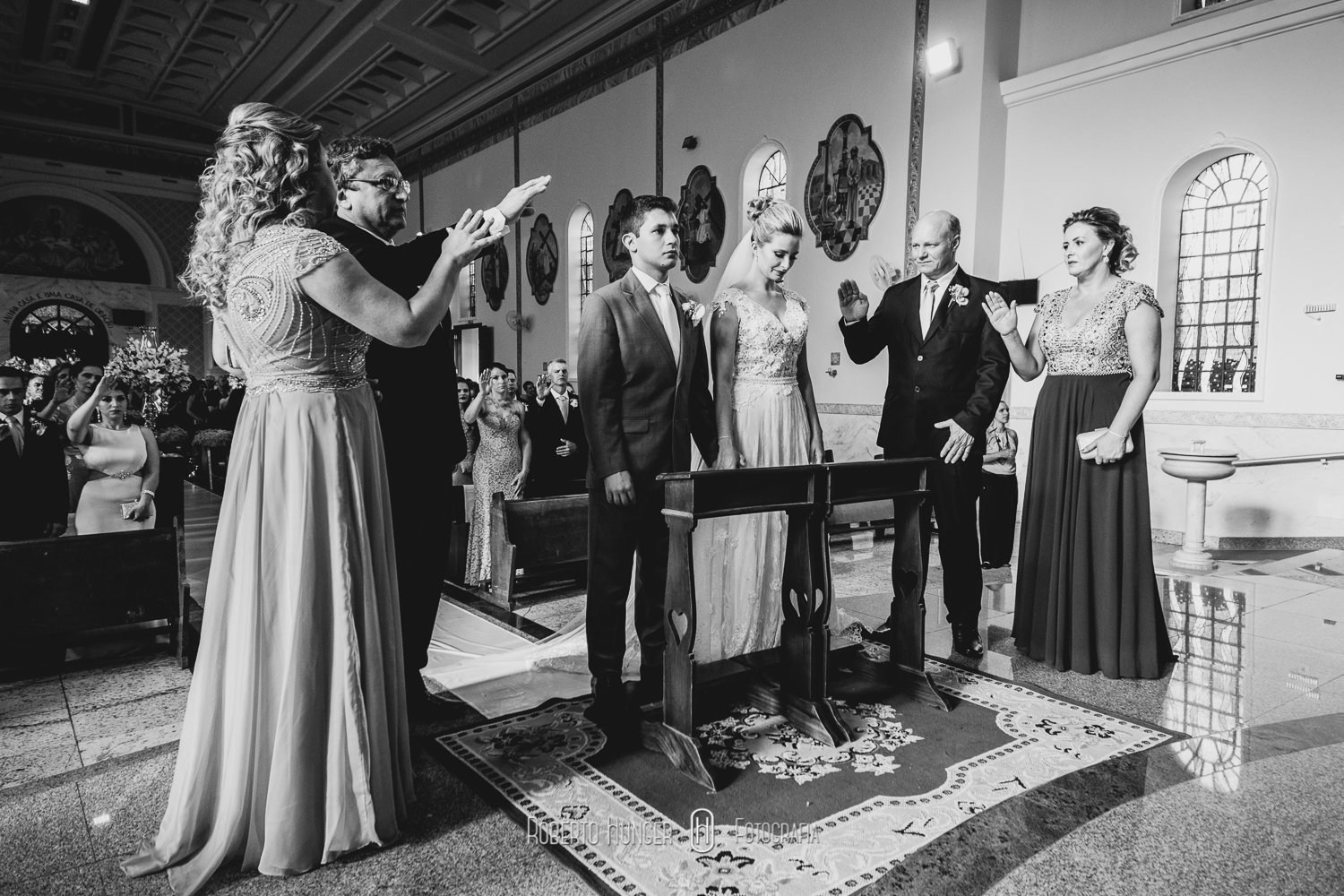 Vídeo Play filmes (Guilherme Yoshi) Fotografia: Roberto Hunger Junior e equipe. Cerimonial: Cerimonialy (Lucimara Souza); Make noiva/dia da noiva: EMME (Megue Costa); vestido noiva: Junior Pelissare; Make Noivo/dia do noivo: Santa Roma Cambuí; Igreja: Matriz de Nossa Senhora do Carmo Cambuí; Músicos da igreja: Alligare Eventos; Festa e Buffet : Pousada Cambuhy (Fernanda Rodrigues De Souza Brito e Leandro Brito) ; Decoração: Aninha Rodrigo Decoradores; Doces: Néia Rodrigues; Forminhas: Ana Lúcia Pereira; DJ: Marcelo Fagundes; Master Som; Mamãe brigadeiro, Banda: Odisseia/ Tribaus Bar: Souza Bartende.