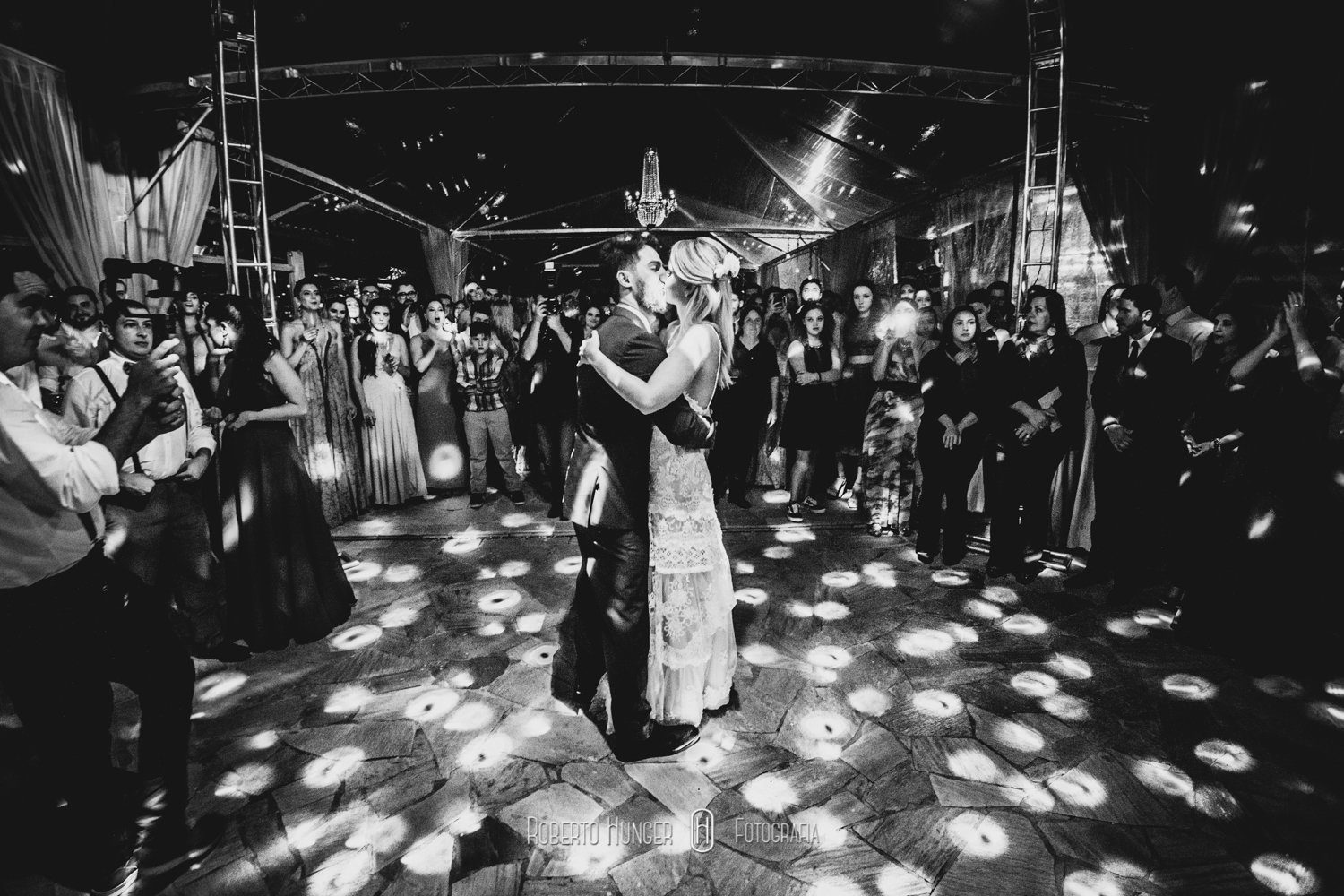 Fotografia: Roberto Hunger Fotografia e equipe; Filmagem : Guilherme Yoshi / Produtora Play Filmes Cabelo e Maquiagem : Gisele Barbosa; Decoração igreja e festa : Cristian Montal; Sonorização cerimônia: Enlace musical; Recepção: Chácara Silex; DJ : Adriano; Banda Keiskara; Doces: Milene Monte Sião, Bem casados: Di Betha São Paulo.