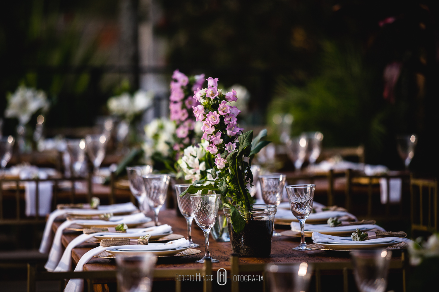 Cerimonial - Patricia Borges ; Decoração - Wagner Vinicius ; Local- Barroko; Buffet e móveis cerimônia - Amaral (Larama Buffet); Doces - Adriana Machado de Assis; Música Cerimônia - Danielle Vitoriano DJ : DJ Bolinha; Celebrante - Benedito Procópio; Cabelo e Maquiagem noiva - Mariana Loyola (Atelier Mariana Loyola); Vestido - Tok Especial ; Roupa noivo e padrinhos - Elegance Noivas Bolo - Andrea Fernandez Goto; Arte convite - Pública comunicação e marketing ; Tenda Cristal - Grupo HJR; Brinquedos - Marmelada.