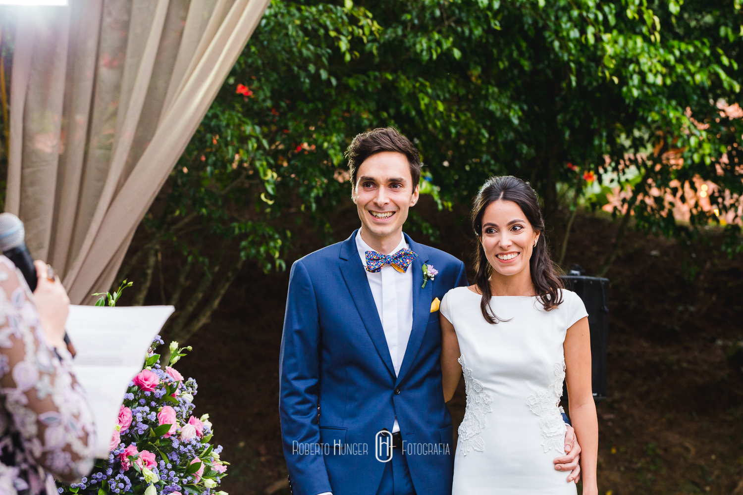 Espaço: Hotel Serra Bonita Assessoria: Ana Faria Celebrantes: Pedro Serra e Camille Amos Lardan Decor: Menu Decor Gastronomia: Buffet Expresso Gourmet Forografia: Roberto Hunger Fotografia e equipe; Vídeo: Make a Moment Beleza: Studio Glaucia Mafra Vestido: Rime Arodaky Doces Finos: Elisangela Doces Finos Música da Cerimônia: Carolina Hofmeister e André Hofmeister Música da Festa: GT Audio Sonorização | Samba Marcio Torres e Amigos | Banda Vacamarela