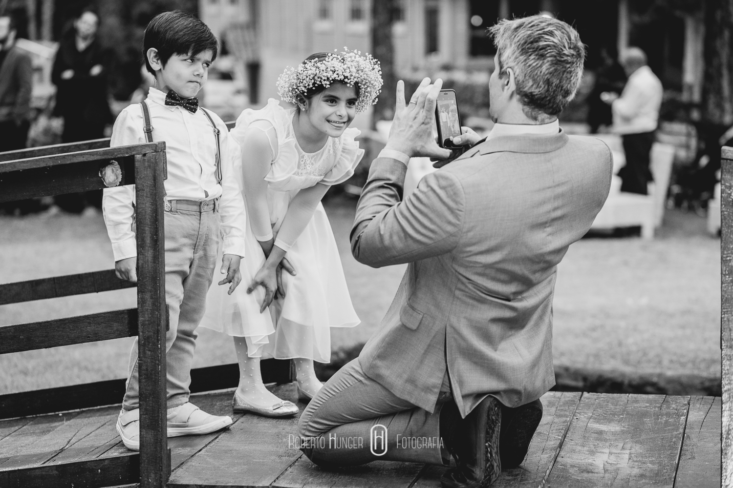 Espaço: Hotel Serra Bonita Assessoria: Ana Faria Celebrantes: Pedro Serra e Camille Amos Lardan Decor: Menu Decor Gastronomia: Buffet Expresso Gourmet Forografia: Roberto Hunger Fotografia e equipe; Vídeo: Make a Moment Beleza: Studio Glaucia Mafra Vestido: Rime Arodaky Doces Finos: Elisangela Doces Finos Música da Cerimônia: Carolina Hofmeister e André Hofmeister Música da Festa: GT Audio Sonorização | Samba Marcio Torres e Amigos | Banda Vacamarela