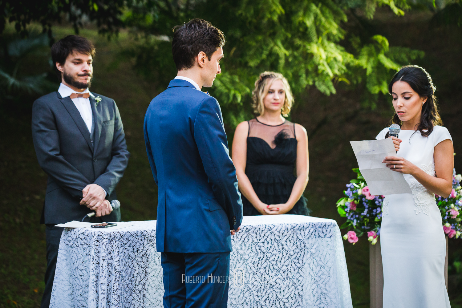 Espaço: Hotel Serra Bonita Assessoria: Ana Faria Celebrantes: Pedro Serra e Camille Amos Lardan Decor: Menu Decor Gastronomia: Buffet Expresso Gourmet Forografia: Roberto Hunger Fotografia e equipe; Vídeo: Make a Moment Beleza: Studio Glaucia Mafra Vestido: Rime Arodaky Doces Finos: Elisangela Doces Finos Música da Cerimônia: Carolina Hofmeister e André Hofmeister Música da Festa: GT Audio Sonorização | Samba Marcio Torres e Amigos | Banda Vacamarela