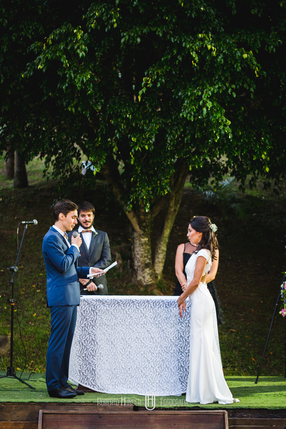 Espaço: Hotel Serra Bonita Assessoria: Ana Faria Celebrantes: Pedro Serra e Camille Amos Lardan Decor: Menu Decor Gastronomia: Buffet Expresso Gourmet Forografia: Roberto Hunger Fotografia e equipe; Vídeo: Make a Moment Beleza: Studio Glaucia Mafra Vestido: Rime Arodaky Doces Finos: Elisangela Doces Finos Música da Cerimônia: Carolina Hofmeister e André Hofmeister Música da Festa: GT Audio Sonorização | Samba Marcio Torres e Amigos | Banda Vacamarela