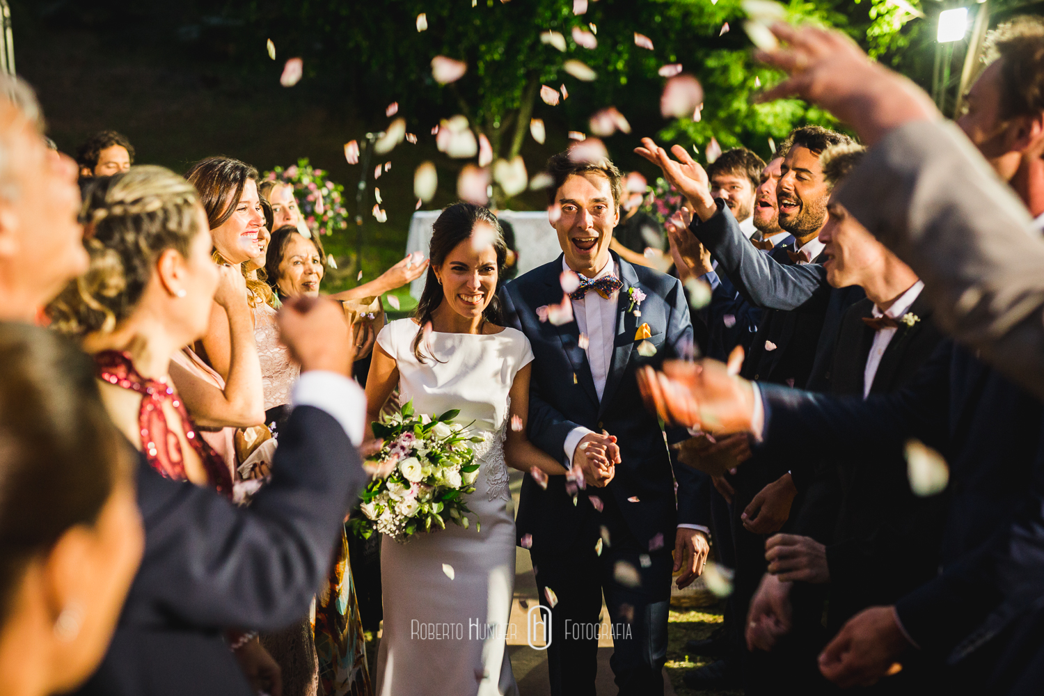 Espaço: Hotel Serra Bonita Assessoria: Ana Faria Celebrantes: Pedro Serra e Camille Amos Lardan Decor: Menu Decor Gastronomia: Buffet Expresso Gourmet Forografia: Roberto Hunger Fotografia e equipe; Vídeo: Make a Moment Beleza: Studio Glaucia Mafra Vestido: Rime Arodaky Doces Finos: Elisangela Doces Finos Música da Cerimônia: Carolina Hofmeister e André Hofmeister Música da Festa: GT Audio Sonorização | Samba Marcio Torres e Amigos | Banda Vacamarela