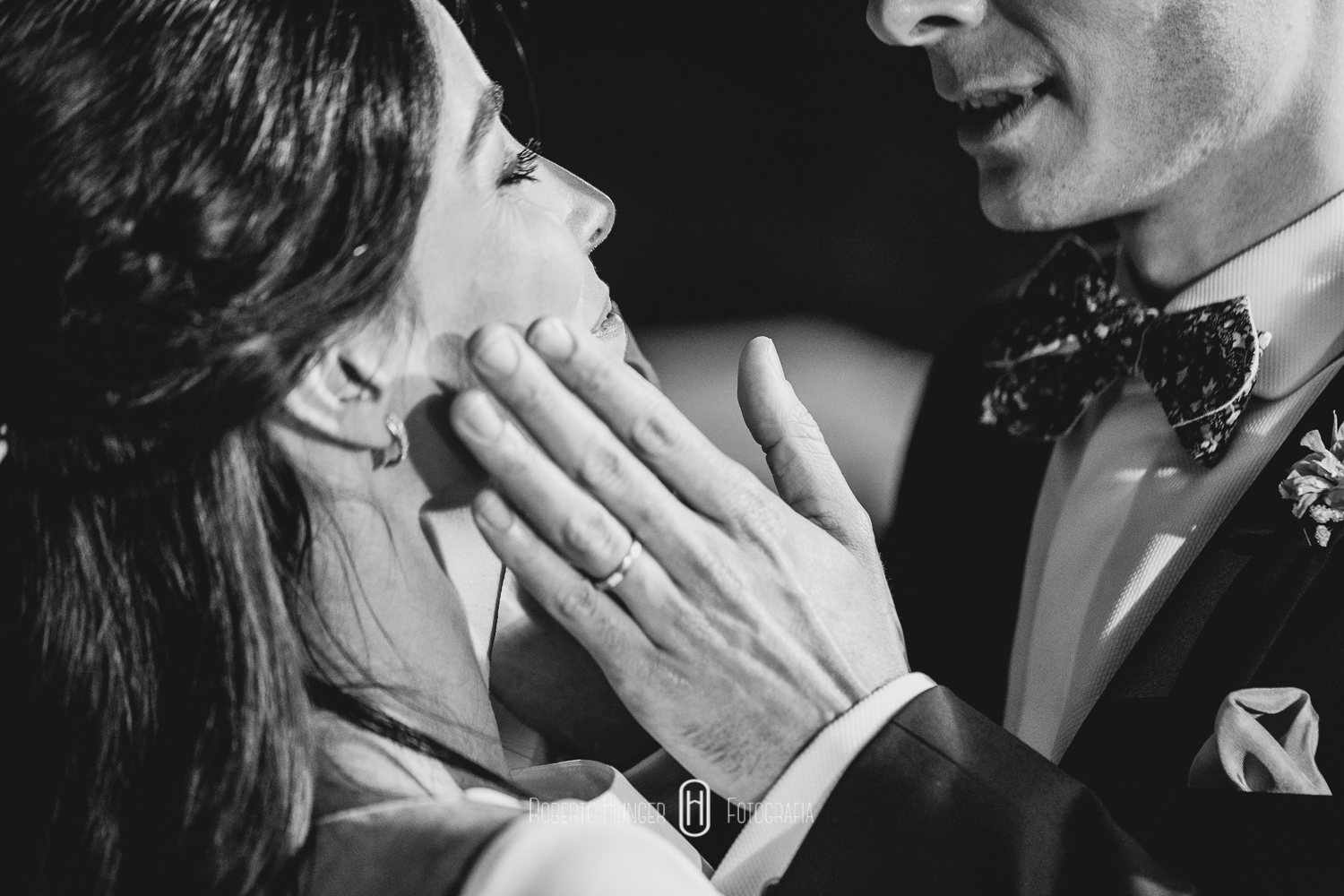 Espaço: Hotel Serra Bonita Assessoria: Ana Faria Celebrantes: Pedro Serra e Camille Amos Lardan Decor: Menu Decor Gastronomia: Buffet Expresso Gourmet Forografia: Roberto Hunger Fotografia e equipe; Vídeo: Make a Moment Beleza: Studio Glaucia Mafra Vestido: Rime Arodaky Doces Finos: Elisangela Doces Finos Música da Cerimônia: Carolina Hofmeister e André Hofmeister Música da Festa: GT Audio Sonorização | Samba Marcio Torres e Amigos | Banda Vacamarela