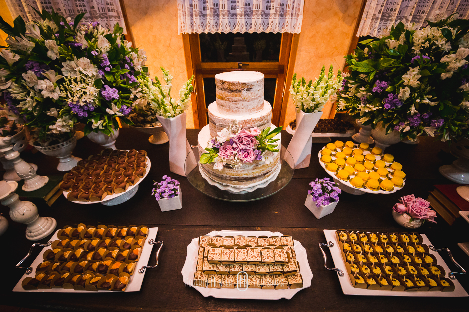 Espaço: Hotel Serra Bonita Assessoria: Ana Faria Celebrantes: Pedro Serra e Camille Amos Lardan Decor: Menu Decor Gastronomia: Buffet Expresso Gourmet Forografia: Roberto Hunger Fotografia e equipe; Vídeo: Make a Moment Beleza: Studio Glaucia Mafra Vestido: Rime Arodaky Doces Finos: Elisangela Doces Finos Música da Cerimônia: Carolina Hofmeister e André Hofmeister Música da Festa: GT Audio Sonorização | Samba Marcio Torres e Amigos | Banda Vacamarela