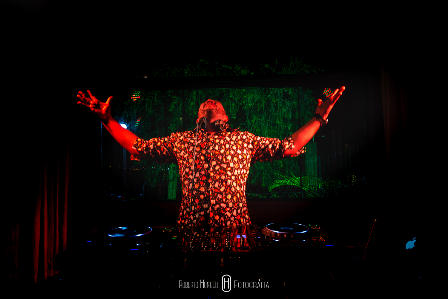 Cerimonial - Patricia Borges ; Decoração - Wagner Vinicius ; Local- Barroko; Buffet e móveis cerimônia - Amaral (Larama Buffet); Doces - Adriana Machado de Assis; Música Cerimônia - Danielle Vitoriano DJ : DJ Bolinha; Celebrante - Benedito Procópio; Cabelo e Maquiagem noiva - Mariana Loyola (Atelier Mariana Loyola); Vestido - Tok Especial ; Roupa noivo e padrinhos - Elegance Noivas Bolo - Andrea Fernandez Goto; Arte convite - Pública comunicação e marketing ; Tenda Cristal - Grupo HJR; Brinquedos - Marmelada.