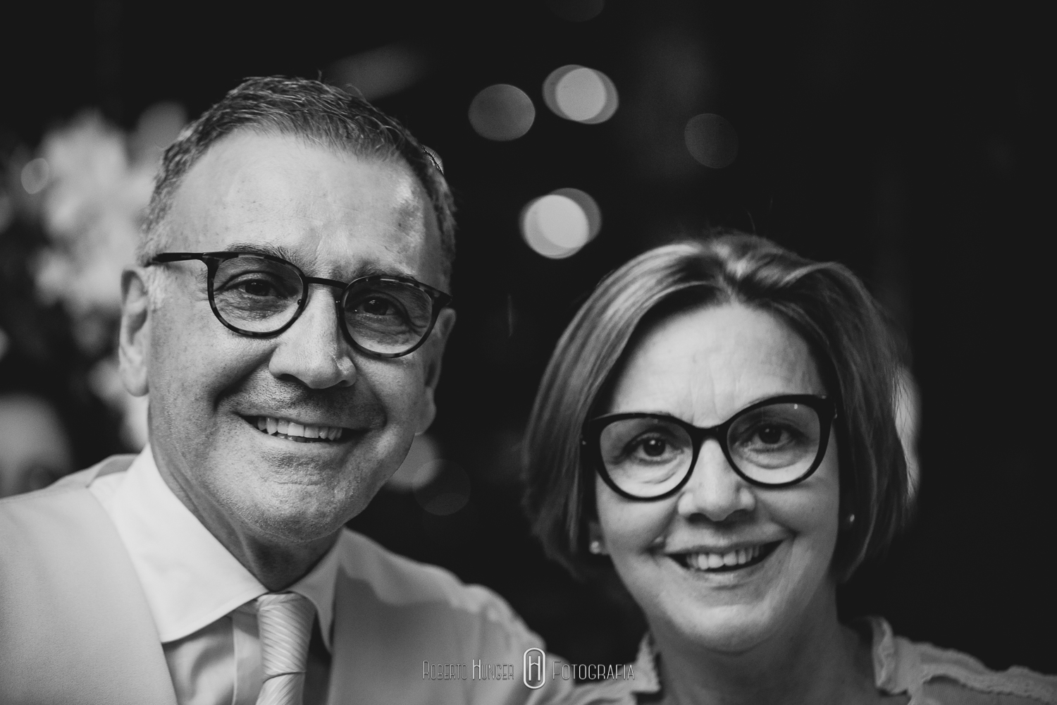 Cerimonial - Patricia Borges ; Decoração - Wagner Vinicius ; Local- Barroko; Buffet e móveis cerimônia - Amaral (Larama Buffet); Doces - Adriana Machado de Assis; Música Cerimônia - Danielle Vitoriano DJ : DJ Bolinha; Celebrante - Benedito Procópio; Cabelo e Maquiagem noiva - Mariana Loyola (Atelier Mariana Loyola); Vestido - Tok Especial ; Roupa noivo e padrinhos - Elegance Noivas Bolo - Andrea Fernandez Goto; Arte convite - Pública comunicação e marketing ; Tenda Cristal - Grupo HJR; Brinquedos - Marmelada.