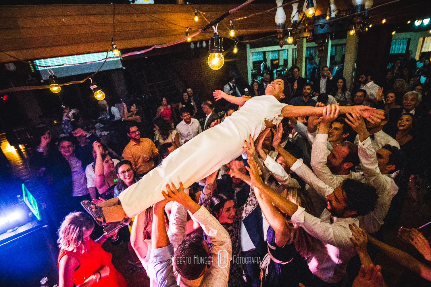 Espaço: Hotel Serra Bonita Assessoria: Ana Faria Celebrantes: Pedro Serra e Camille Amos Lardan Decor: Menu Decor Gastronomia: Buffet Expresso Gourmet Forografia: Roberto Hunger Fotografia e equipe; Vídeo: Make a Moment Beleza: Studio Glaucia Mafra Vestido: Rime Arodaky Doces Finos: Elisangela Doces Finos Música da Cerimônia: Carolina Hofmeister e André Hofmeister Música da Festa: GT Audio Sonorização | Samba Marcio Torres e Amigos | Banda Vacamarela