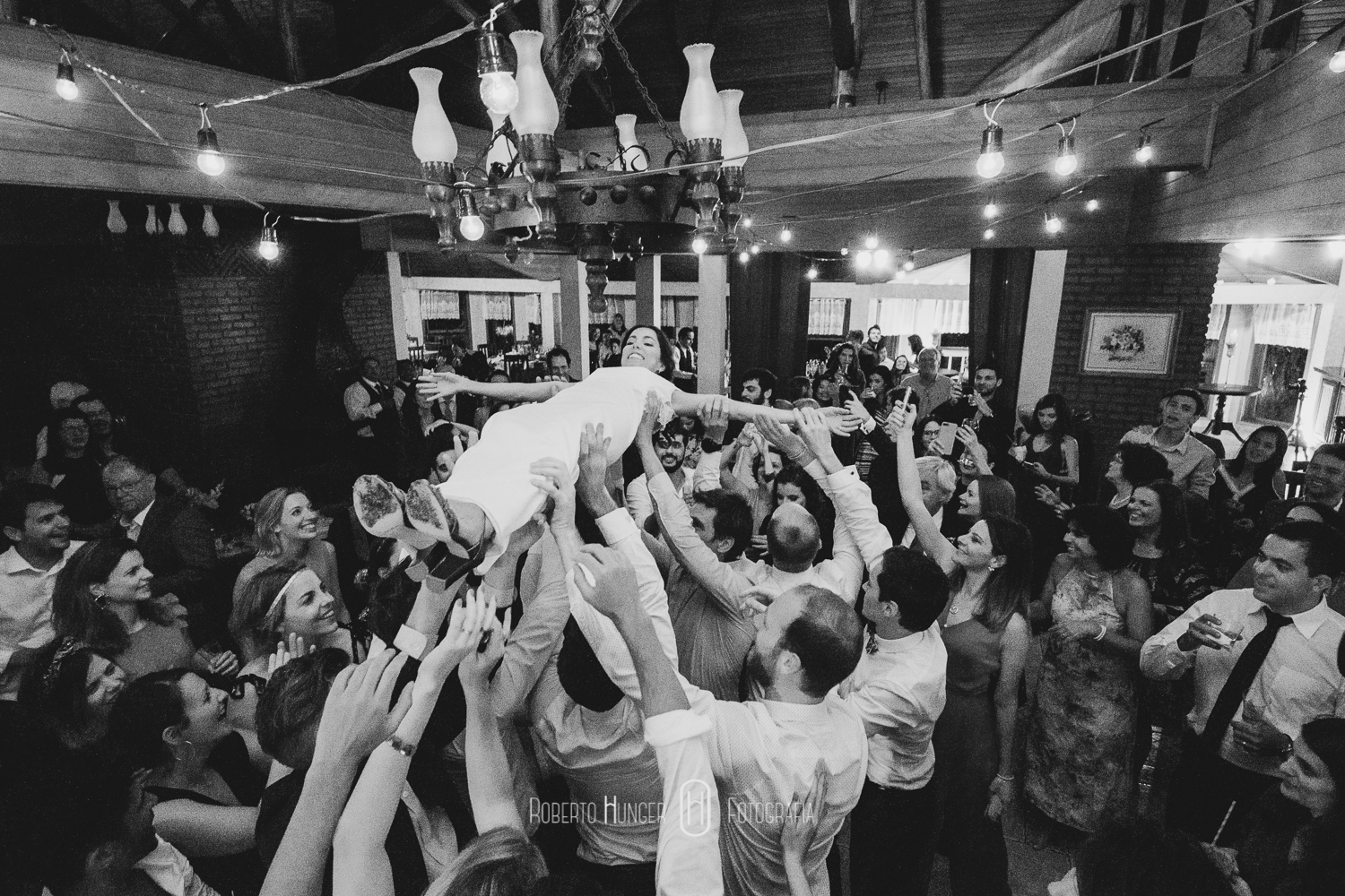 Espaço: Hotel Serra Bonita Assessoria: Ana Faria Celebrantes: Pedro Serra e Camille Amos Lardan Decor: Menu Decor Gastronomia: Buffet Expresso Gourmet Forografia: Roberto Hunger Fotografia e equipe; Vídeo: Make a Moment Beleza: Studio Glaucia Mafra Vestido: Rime Arodaky Doces Finos: Elisangela Doces Finos Música da Cerimônia: Carolina Hofmeister e André Hofmeister Música da Festa: GT Audio Sonorização | Samba Marcio Torres e Amigos | Banda Vacamarela