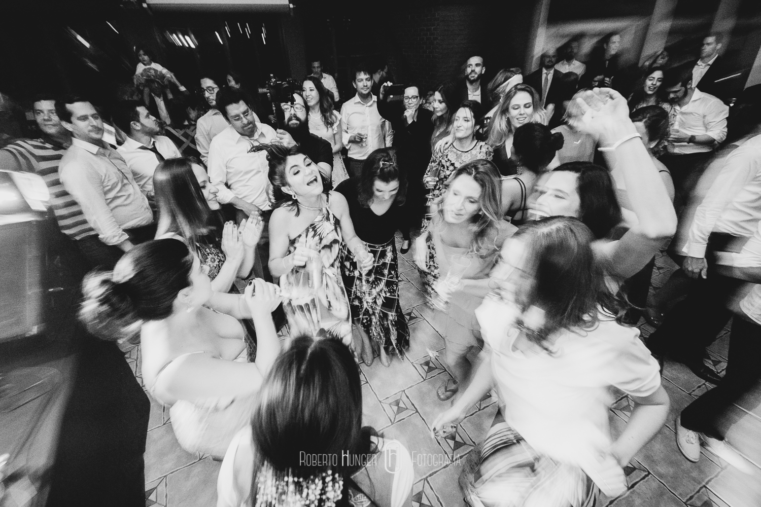 Espaço: Hotel Serra Bonita Assessoria: Ana Faria Celebrantes: Pedro Serra e Camille Amos Lardan Decor: Menu Decor Gastronomia: Buffet Expresso Gourmet Forografia: Roberto Hunger Fotografia e equipe; Vídeo: Make a Moment Beleza: Studio Glaucia Mafra Vestido: Rime Arodaky Doces Finos: Elisangela Doces Finos Música da Cerimônia: Carolina Hofmeister e André Hofmeister Música da Festa: GT Audio Sonorização | Samba Marcio Torres e Amigos | Banda Vacamarela