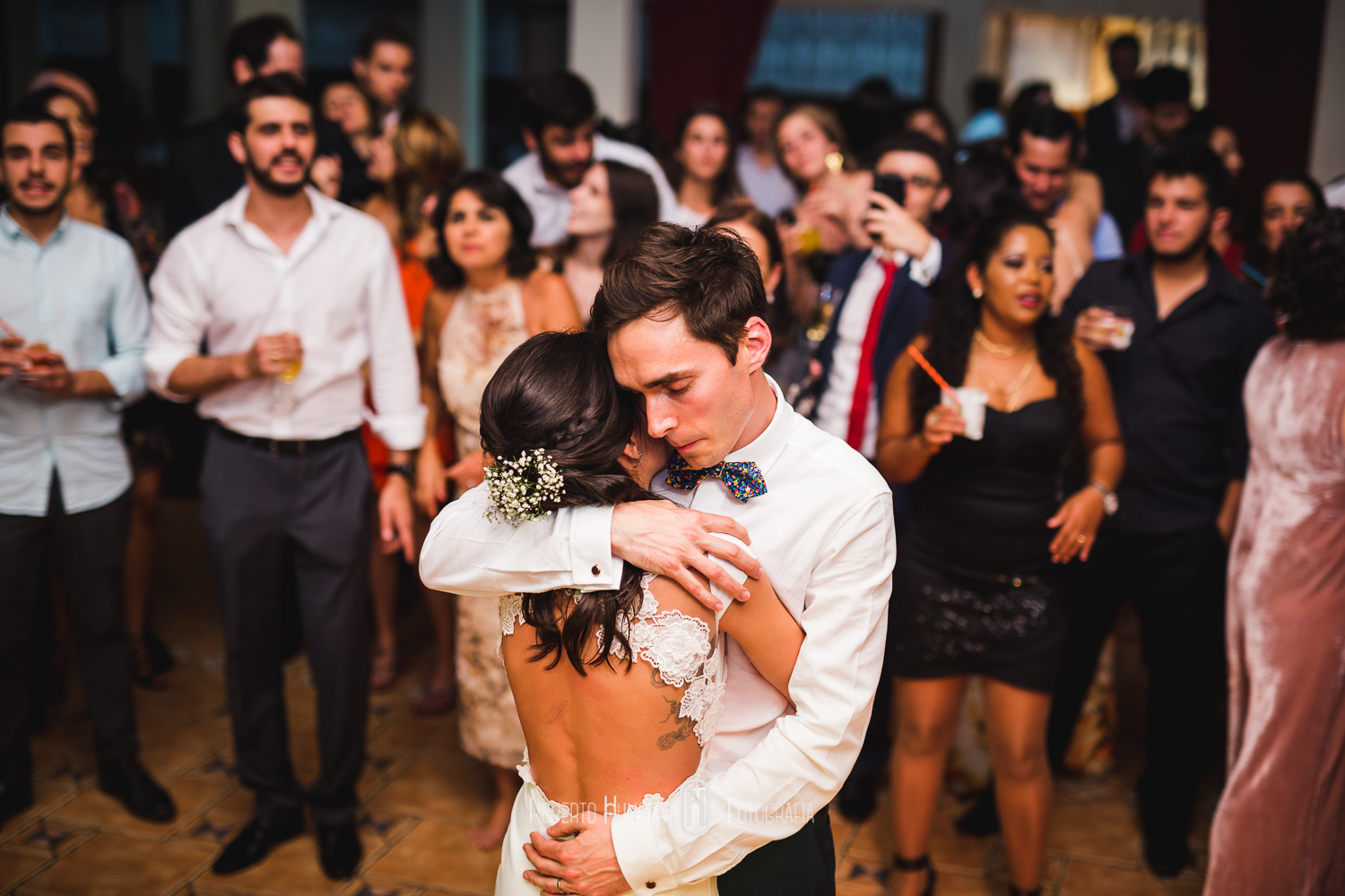 Espaço: Hotel Serra Bonita Assessoria: Ana Faria Celebrantes: Pedro Serra e Camille Amos Lardan Decor: Menu Decor Gastronomia: Buffet Expresso Gourmet Forografia: Roberto Hunger Fotografia e equipe; Vídeo: Make a Moment Beleza: Studio Glaucia Mafra Vestido: Rime Arodaky Doces Finos: Elisangela Doces Finos Música da Cerimônia: Carolina Hofmeister e André Hofmeister Música da Festa: GT Audio Sonorização | Samba Marcio Torres e Amigos | Banda Vacamarela