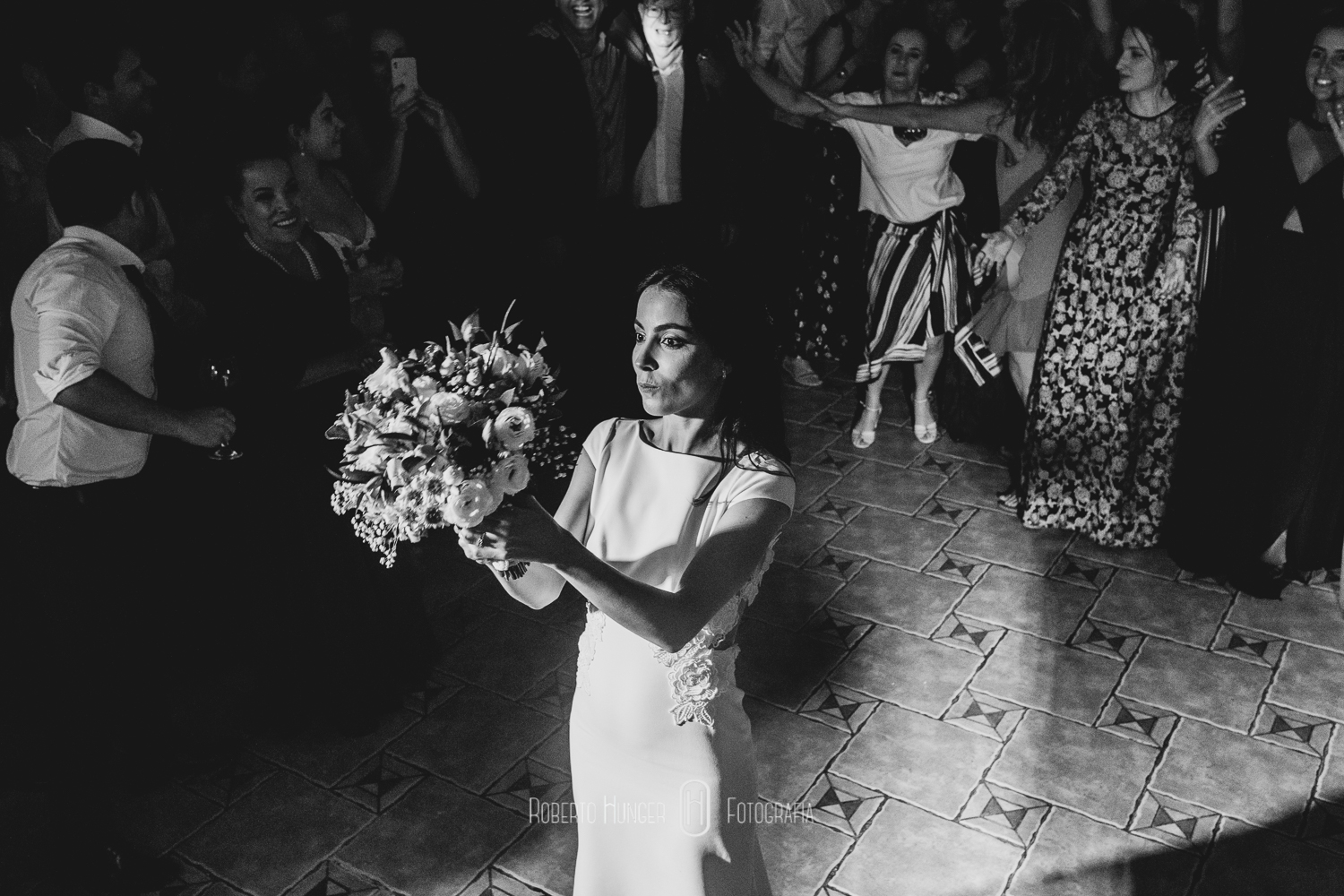 Espaço: Hotel Serra Bonita Assessoria: Ana Faria Celebrantes: Pedro Serra e Camille Amos Lardan Decor: Menu Decor Gastronomia: Buffet Expresso Gourmet Forografia: Roberto Hunger Fotografia e equipe; Vídeo: Make a Moment Beleza: Studio Glaucia Mafra Vestido: Rime Arodaky Doces Finos: Elisangela Doces Finos Música da Cerimônia: Carolina Hofmeister e André Hofmeister Música da Festa: GT Audio Sonorização | Samba Marcio Torres e Amigos | Banda Vacamarela