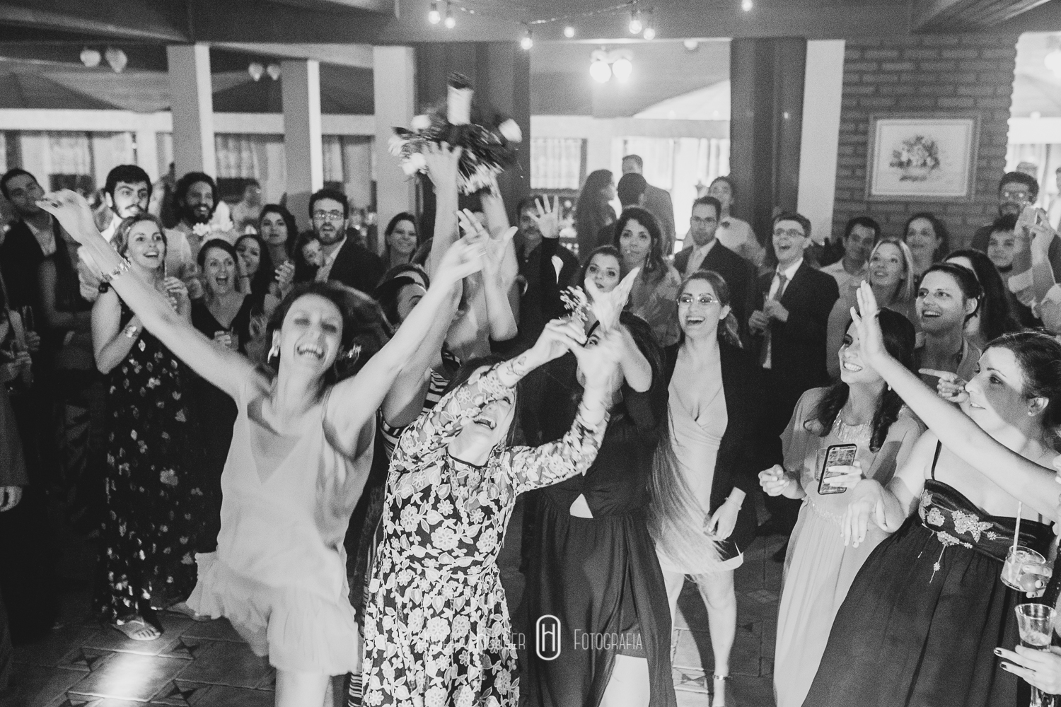 Espaço: Hotel Serra Bonita Assessoria: Ana Faria Celebrantes: Pedro Serra e Camille Amos Lardan Decor: Menu Decor Gastronomia: Buffet Expresso Gourmet Forografia: Roberto Hunger Fotografia e equipe; Vídeo: Make a Moment Beleza: Studio Glaucia Mafra Vestido: Rime Arodaky Doces Finos: Elisangela Doces Finos Música da Cerimônia: Carolina Hofmeister e André Hofmeister Música da Festa: GT Audio Sonorização | Samba Marcio Torres e Amigos | Banda Vacamarela