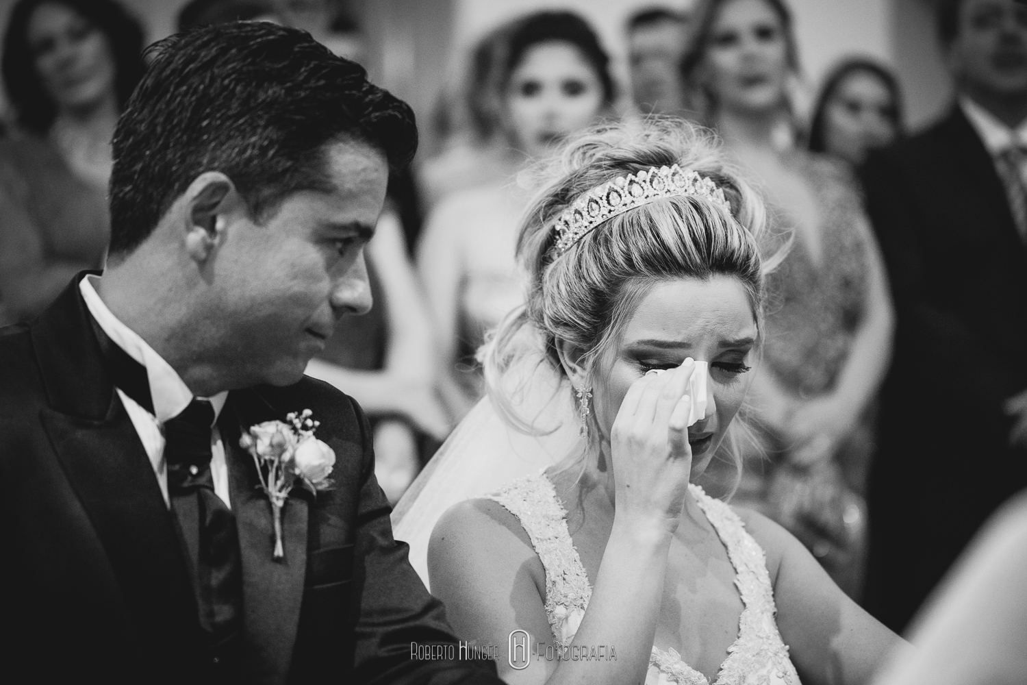 Linda homenagem da noiva parta seu pai no vestido de casamento, palavra pai escrita no vestido de casamento da noiva, véu personalziado para noivas, homenagem póstuma ao pai da noiva em cerimônia emocionante