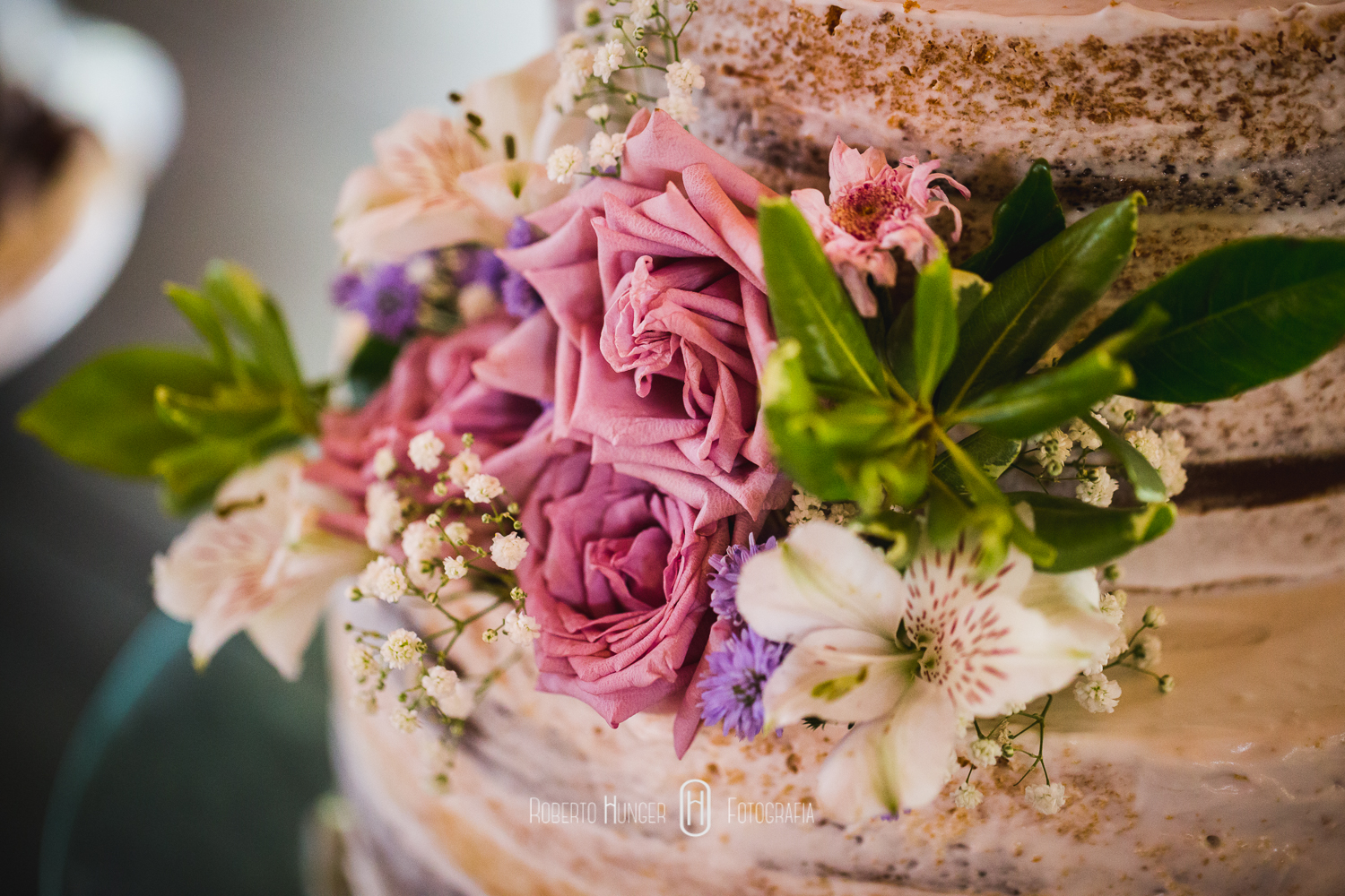 Espaço: Hotel Serra Bonita Assessoria: Ana Faria Celebrantes: Pedro Serra e Camille Amos Lardan Decor: Menu Decor Gastronomia: Buffet Expresso Gourmet Forografia: Roberto Hunger Fotografia e equipe; Vídeo: Make a Moment Beleza: Studio Glaucia Mafra Vestido: Rime Arodaky Doces Finos: Elisangela Doces Finos Música da Cerimônia: Carolina Hofmeister e André Hofmeister Música da Festa: GT Audio Sonorização | Samba Marcio Torres e Amigos | Banda Vacamarela