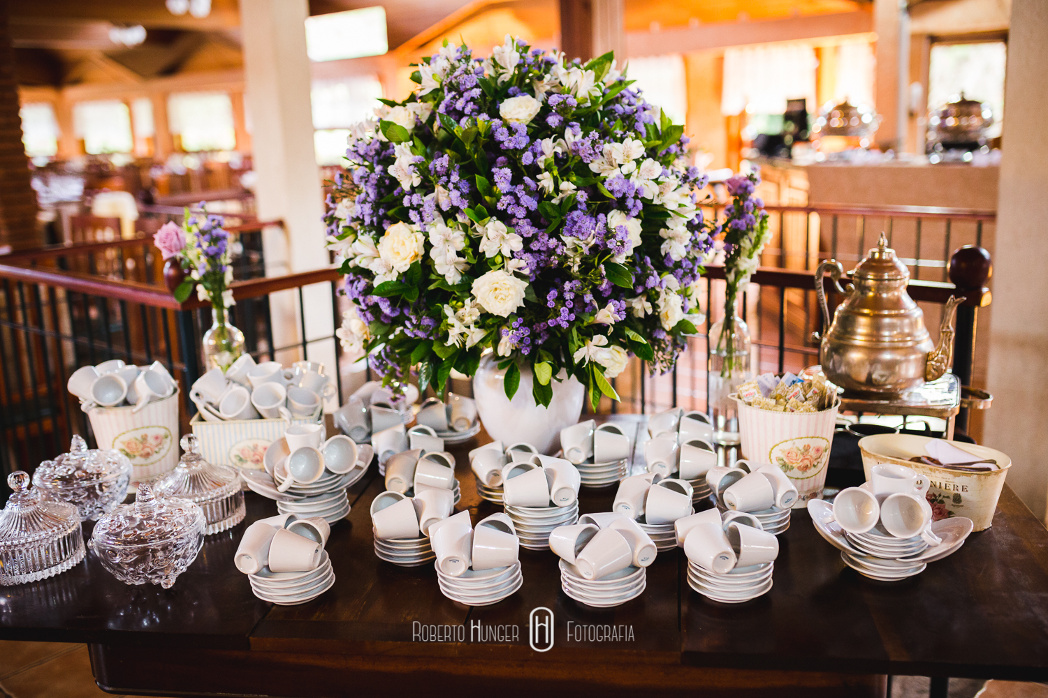 Espaço: Hotel Serra Bonita Assessoria: Ana Faria Celebrantes: Pedro Serra e Camille Amos Lardan Decor: Menu Decor Gastronomia: Buffet Expresso Gourmet Forografia: Roberto Hunger Fotografia e equipe; Vídeo: Make a Moment Beleza: Studio Glaucia Mafra Vestido: Rime Arodaky Doces Finos: Elisangela Doces Finos Música da Cerimônia: Carolina Hofmeister e André Hofmeister Música da Festa: GT Audio Sonorização | Samba Marcio Torres e Amigos | Banda Vacamarela