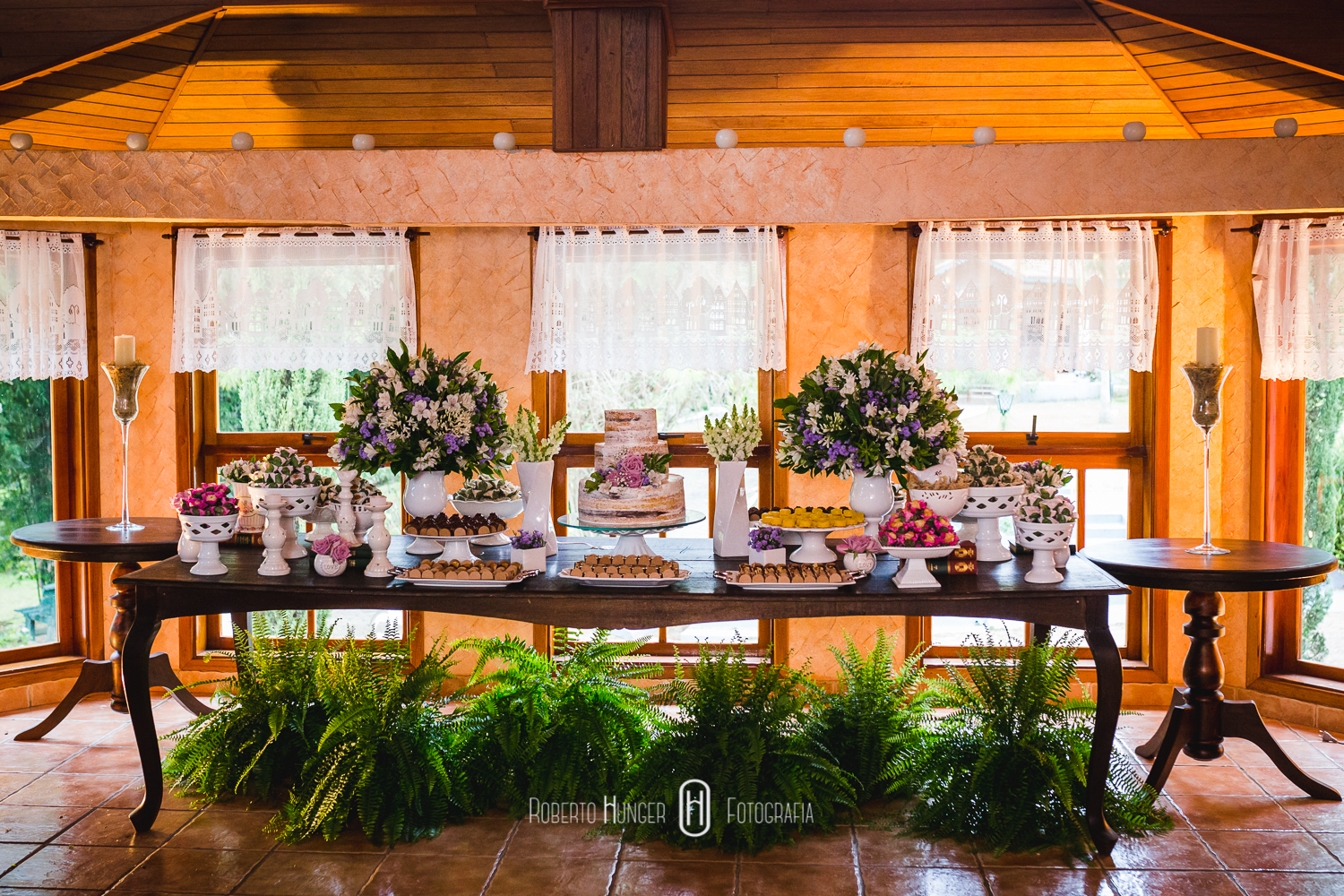 Espaço: Hotel Serra Bonita Assessoria: Ana Faria Celebrantes: Pedro Serra e Camille Amos Lardan Decor: Menu Decor Gastronomia: Buffet Expresso Gourmet Forografia: Roberto Hunger Fotografia e equipe; Vídeo: Make a Moment Beleza: Studio Glaucia Mafra Vestido: Rime Arodaky Doces Finos: Elisangela Doces Finos Música da Cerimônia: Carolina Hofmeister e André Hofmeister Música da Festa: GT Audio Sonorização | Samba Marcio Torres e Amigos | Banda Vacamarela