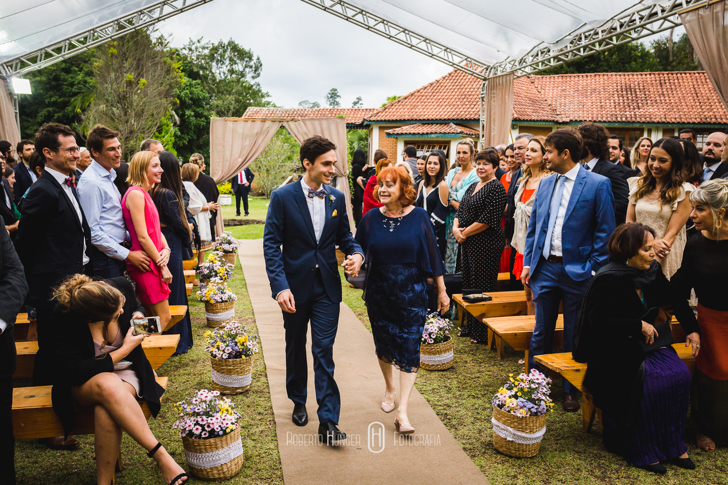 Espaço: Hotel Serra Bonita Assessoria: Ana Faria Celebrantes: Pedro Serra e Camille Amos Lardan Decor: Menu Decor Gastronomia: Buffet Expresso Gourmet Forografia: Roberto Hunger Fotografia e equipe; Vídeo: Make a Moment Beleza: Studio Glaucia Mafra Vestido: Rime Arodaky Doces Finos: Elisangela Doces Finos Música da Cerimônia: Carolina Hofmeister e André Hofmeister Música da Festa: GT Audio Sonorização | Samba Marcio Torres e Amigos | Banda Vacamarela