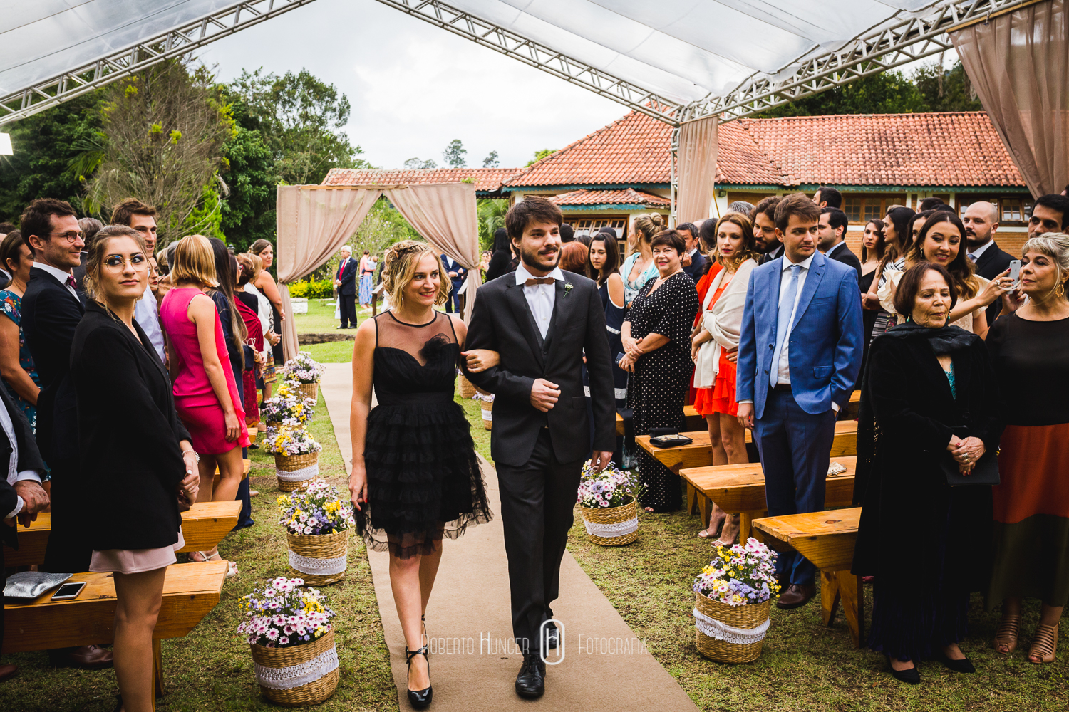 Espaço: Hotel Serra Bonita Assessoria: Ana Faria Celebrantes: Pedro Serra e Camille Amos Lardan Decor: Menu Decor Gastronomia: Buffet Expresso Gourmet Forografia: Roberto Hunger Fotografia e equipe; Vídeo: Make a Moment Beleza: Studio Glaucia Mafra Vestido: Rime Arodaky Doces Finos: Elisangela Doces Finos Música da Cerimônia: Carolina Hofmeister e André Hofmeister Música da Festa: GT Audio Sonorização | Samba Marcio Torres e Amigos | Banda Vacamarela