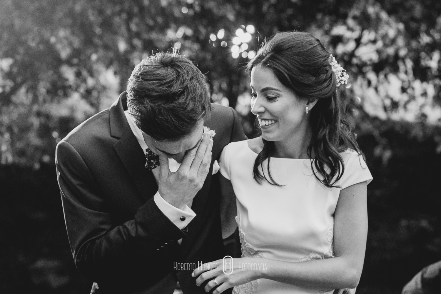 Espaço: Hotel Serra Bonita Assessoria: Ana Faria Celebrantes: Pedro Serra e Camille Amos Lardan Decor: Menu Decor Gastronomia: Buffet Expresso Gourmet Forografia: Roberto Hunger Fotografia e equipe; Vídeo: Make a Moment Beleza: Studio Glaucia Mafra Vestido: Rime Arodaky Doces Finos: Elisangela Doces Finos Música da Cerimônia: Carolina Hofmeister e André Hofmeister Música da Festa: GT Audio Sonorização | Samba Marcio Torres e Amigos | Banda Vacamarela