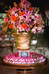 Cerimonial: Spaço Noivas & Lucélia Cerimonial (Lucélia Cerimonial); Decoração:  Aninha Rodrigo Decoradores; Fotografia: Roberto Hunger Fotografia e equipe; Vídeo: Marcello Ferreira vídeo; make: Cabelo : Caroline Abighosn; Maquiagem Andrieli; Dia da noiva Espaço Santa Roma; Hobes:  Atelier Mayra; Bar : Luquinha; Carro : Locação de Carros Antigos Pouso Alegre - Casamentos e Eventos STAR OLD; Coral : Alligare; Doces : Neia Rodrigues; Pão  de mel : artes da Kaká.; Mamãe  brigadeiro (Elizangela ); Iluminação :  kennedy  Produções. David José; Lustres Natalie Design. Chinelos Sant  Sandálias. Totem : Photomatic; Espaço e Buffet: Pousada Cambuhy.