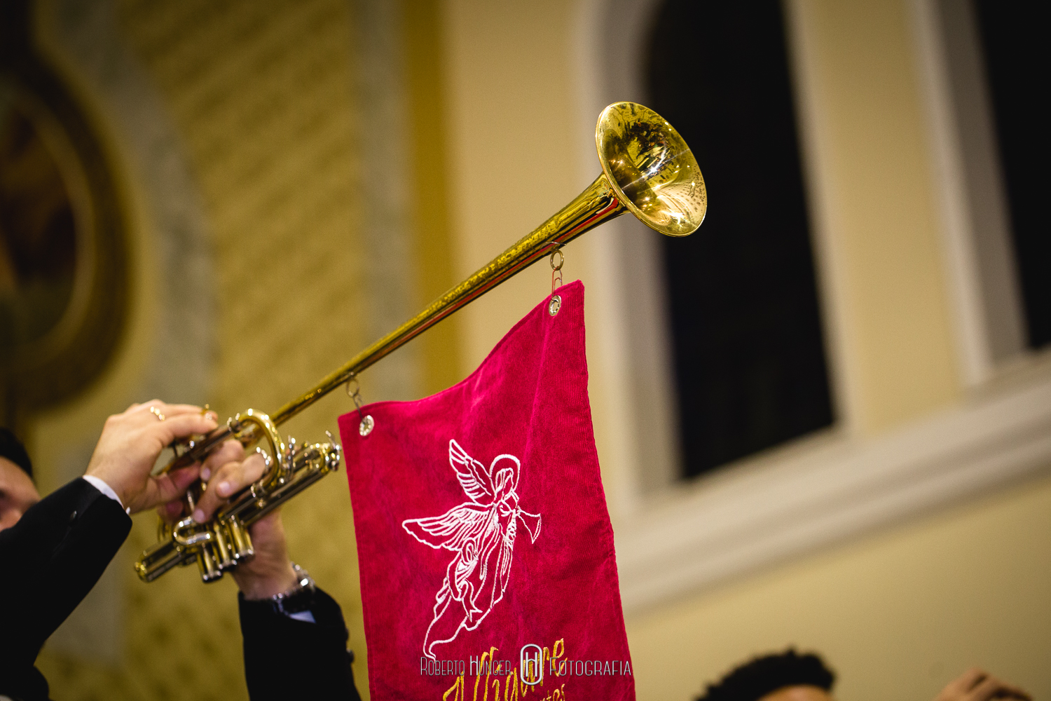 Cerimonial: Spaço Noivas & Lucélia Cerimonial (Lucélia Cerimonial); Decoração:  Aninha Rodrigo Decoradores; Fotografia: Roberto Hunger Fotografia e equipe; Vídeo: Marcello Ferreira vídeo; make: Cabelo : Caroline Abighosn; Maquiagem Andrieli; Dia da noiva Espaço Santa Roma; Hobes:  Atelier Mayra; Bar : Luquinha; Carro : Locação de Carros Antigos Pouso Alegre - Casamentos e Eventos STAR OLD; Coral : Alligare; Doces : Neia Rodrigues; Pão  de mel : artes da Kaká.; Mamãe  brigadeiro (Elizangela ); Iluminação :  kennedy  Produções. David José; Lustres Natalie Design. Chinelos Sant  Sandálias. Totem : Photomatic; Espaço e Buffet: Pousada Cambuhy.