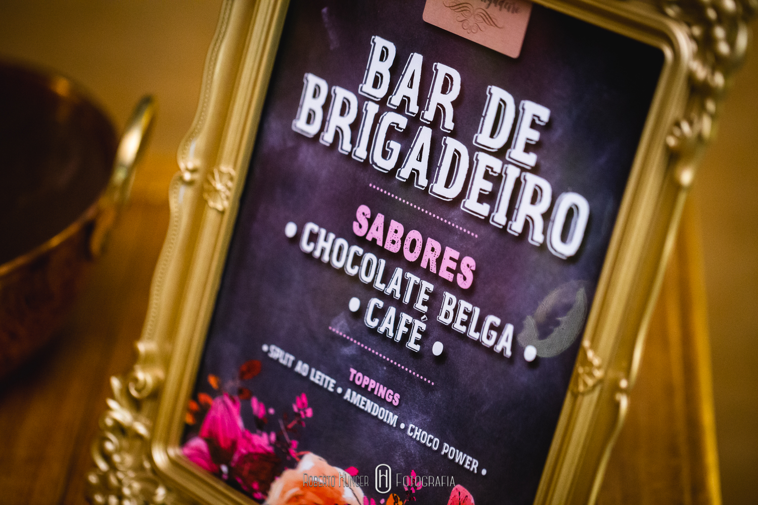 Cerimonial: Spaço Noivas & Lucélia Cerimonial (Lucélia Cerimonial); Decoração:  Aninha Rodrigo Decoradores; Fotografia: Roberto Hunger Fotografia e equipe; Vídeo: Marcello Ferreira vídeo; make: Cabelo : Caroline Abighosn; Maquiagem Andrieli; Dia da noiva Espaço Santa Roma; Hobes:  Atelier Mayra; Bar : Luquinha; Carro : Locação de Carros Antigos Pouso Alegre - Casamentos e Eventos STAR OLD; Coral : Alligare; Doces : Neia Rodrigues; Pão  de mel : artes da Kaká.; Mamãe  brigadeiro (Elizangela ); Iluminação :  kennedy  Produções. David José; Lustres Natalie Design. Chinelos Sant  Sandálias. Totem : Photomatic; Espaço e Buffet: Pousada Cambuhy.