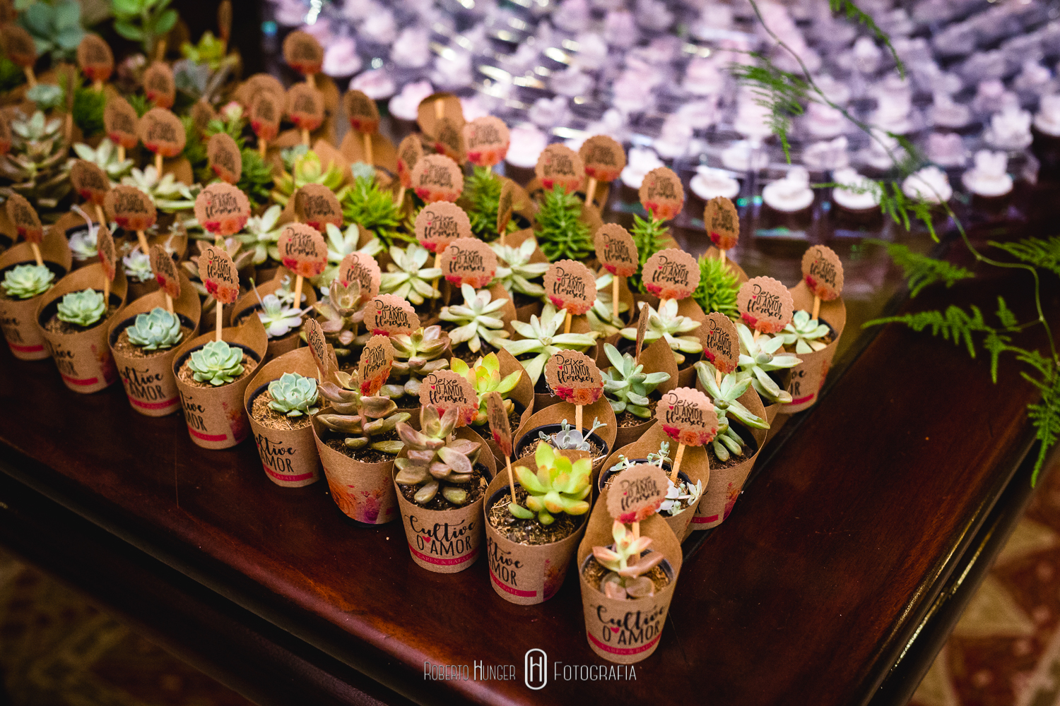 Cerimonial: Spaço Noivas & Lucélia Cerimonial (Lucélia Cerimonial); Decoração:  Aninha Rodrigo Decoradores; Fotografia: Roberto Hunger Fotografia e equipe; Vídeo: Marcello Ferreira vídeo; make: Cabelo : Caroline Abighosn; Maquiagem Andrieli; Dia da noiva Espaço Santa Roma; Hobes:  Atelier Mayra; Bar : Luquinha; Carro : Locação de Carros Antigos Pouso Alegre - Casamentos e Eventos STAR OLD; Coral : Alligare; Doces : Neia Rodrigues; Pão  de mel : artes da Kaká.; Mamãe  brigadeiro (Elizangela ); Iluminação :  kennedy  Produções. David José; Lustres Natalie Design. Chinelos Sant  Sandálias. Totem : Photomatic; Espaço e Buffet: Pousada Cambuhy.