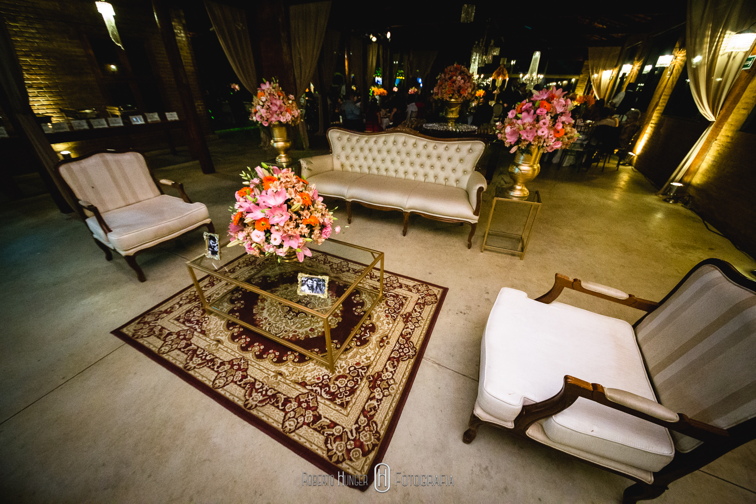 Cerimonial: Spaço Noivas & Lucélia Cerimonial (Lucélia Cerimonial); Decoração:  Aninha Rodrigo Decoradores; Fotografia: Roberto Hunger Fotografia e equipe; Vídeo: Marcello Ferreira vídeo; make: Cabelo : Caroline Abighosn; Maquiagem Andrieli; Dia da noiva Espaço Santa Roma; Hobes:  Atelier Mayra; Bar : Luquinha; Carro : Locação de Carros Antigos Pouso Alegre - Casamentos e Eventos STAR OLD; Coral : Alligare; Doces : Neia Rodrigues; Pão  de mel : artes da Kaká.; Mamãe  brigadeiro (Elizangela ); Iluminação :  kennedy  Produções. David José; Lustres Natalie Design. Chinelos Sant  Sandálias. Totem : Photomatic; Espaço e Buffet: Pousada Cambuhy.