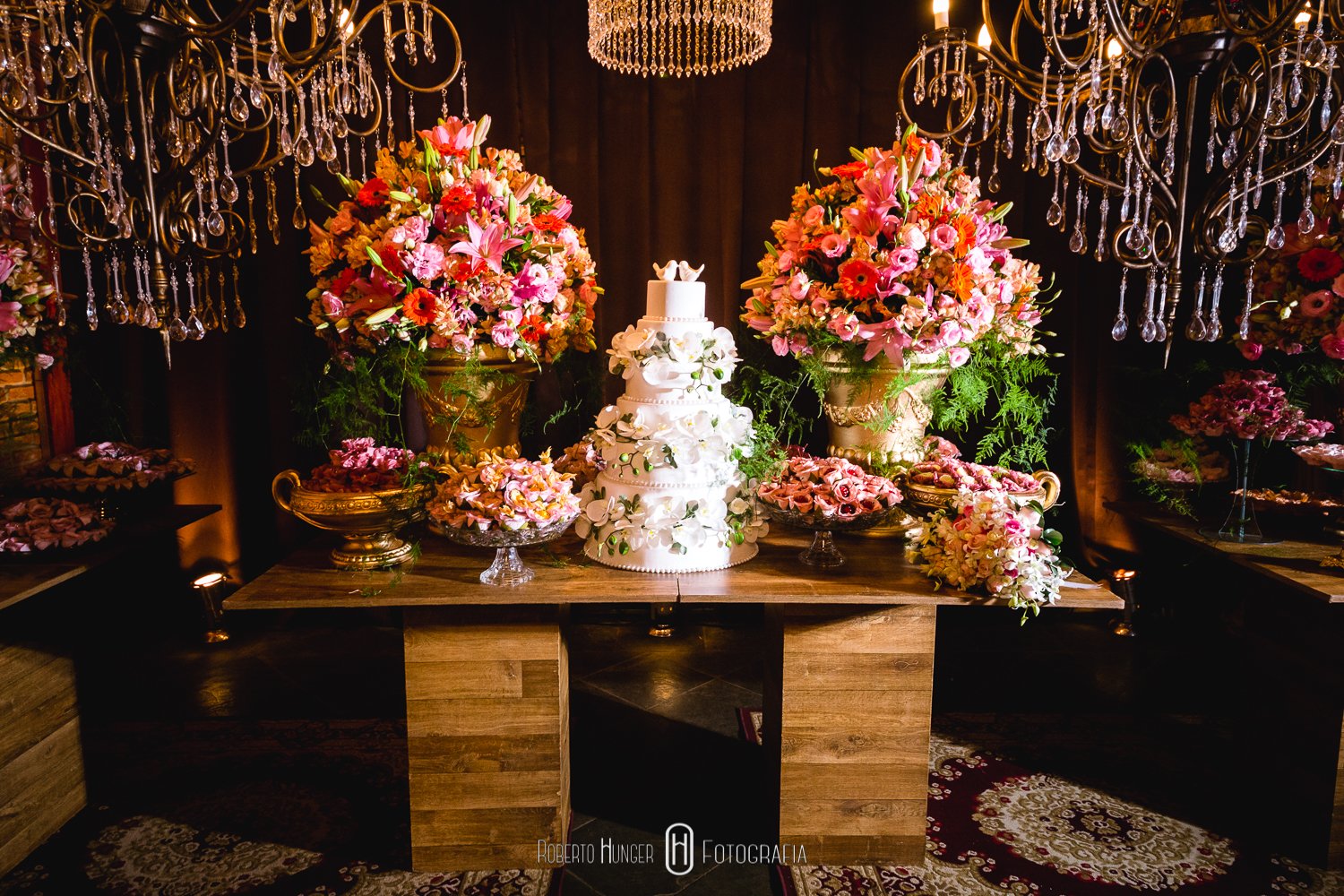 Cerimonial: Spaço Noivas & Lucélia Cerimonial (Lucélia Cerimonial); Decoração:  Aninha Rodrigo Decoradores; Fotografia: Roberto Hunger Fotografia e equipe; Vídeo: Marcello Ferreira vídeo; make: Cabelo : Caroline Abighosn; Maquiagem Andrieli; Dia da noiva Espaço Santa Roma; Hobes:  Atelier Mayra; Bar : Luquinha; Carro : Locação de Carros Antigos Pouso Alegre - Casamentos e Eventos STAR OLD; Coral : Alligare; Doces : Neia Rodrigues; Pão  de mel : artes da Kaká.; Mamãe  brigadeiro (Elizangela ); Iluminação :  kennedy  Produções. David José; Lustres Natalie Design. Chinelos Sant  Sandálias. Totem : Photomatic; Espaço e Buffet: Pousada Cambuhy.