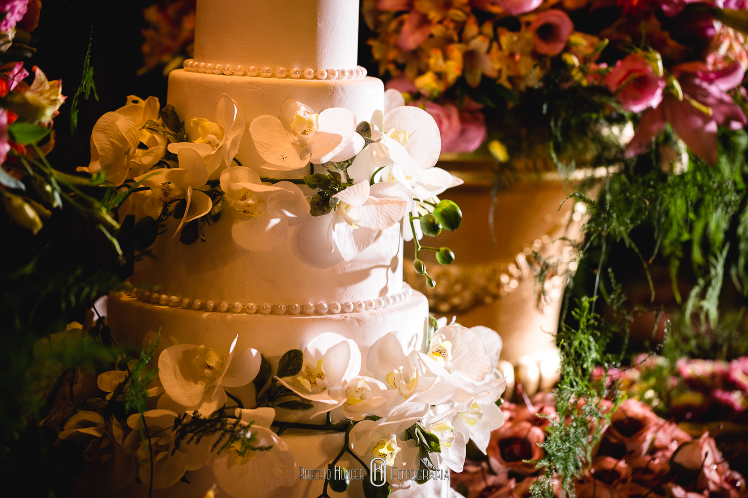 Cerimonial: Spaço Noivas & Lucélia Cerimonial (Lucélia Cerimonial); Decoração:  Aninha Rodrigo Decoradores; Fotografia: Roberto Hunger Fotografia e equipe; Vídeo: Marcello Ferreira vídeo; make: Cabelo : Caroline Abighosn; Maquiagem Andrieli; Dia da noiva Espaço Santa Roma; Hobes:  Atelier Mayra; Bar : Luquinha; Carro : Locação de Carros Antigos Pouso Alegre - Casamentos e Eventos STAR OLD; Coral : Alligare; Doces : Neia Rodrigues; Pão  de mel : artes da Kaká.; Mamãe  brigadeiro (Elizangela ); Iluminação :  kennedy  Produções. David José; Lustres Natalie Design. Chinelos Sant  Sandálias. Totem : Photomatic; Espaço e Buffet: Pousada Cambuhy.