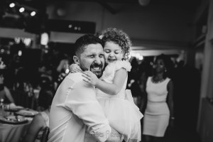 pai e filha daminha em casamento se abraçando. Fotógrafo de casamento em ouro fino e jacutinga, santa rita do sapucai fotografia de 15 anos, fotógrafo pouso alegre e itajubá, lambari e trÊs pontas fotógrafo, Onde casar em Pouso Alegre?, casamento-em-itajubá-minas-gerais, fotografria-de-casamento-itajubá, pouso-alegre-fotos-casamentos, noivas-itajubá, fotógrafo-de-casamentos-pouso-alegre