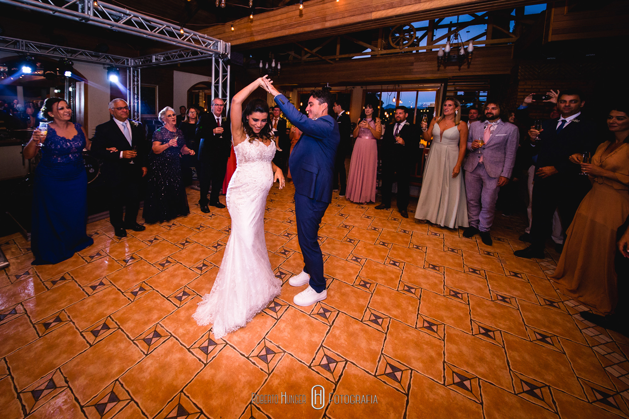 Festa de casamento animada, fotos de festa de casamento com rock and roll, Fotógrafo de casamento em ouro fino e jacutinga, santa rita do sapucai fotografia de 15 anos, fotógrafo pouso alegre e itajubá, lambari e trÊs pontas fotógrafo, Onde casar em Pouso Alegre?, casamento-em-itajubá-minas-gerais, fotografria-de-casamento-itajubá, pouso-alegre-fotos-casamentos, noivas-itajubá, fotógrafo-de-casamentos-pouso-alegre