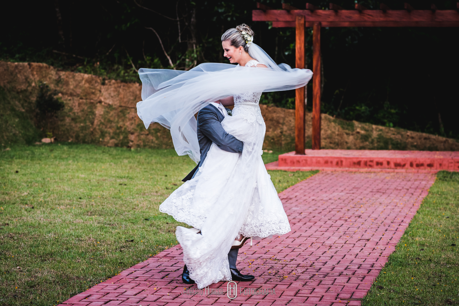 noivos celebrando o casamento, girando abraçados, foto de casamento engraçada.