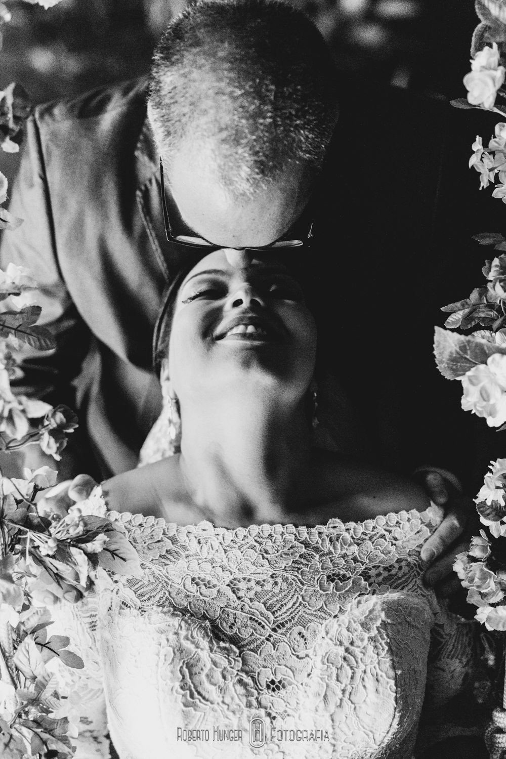 casal se beijando em ensaio pós wedding em monte verde, ensaio romântico nas montanhas