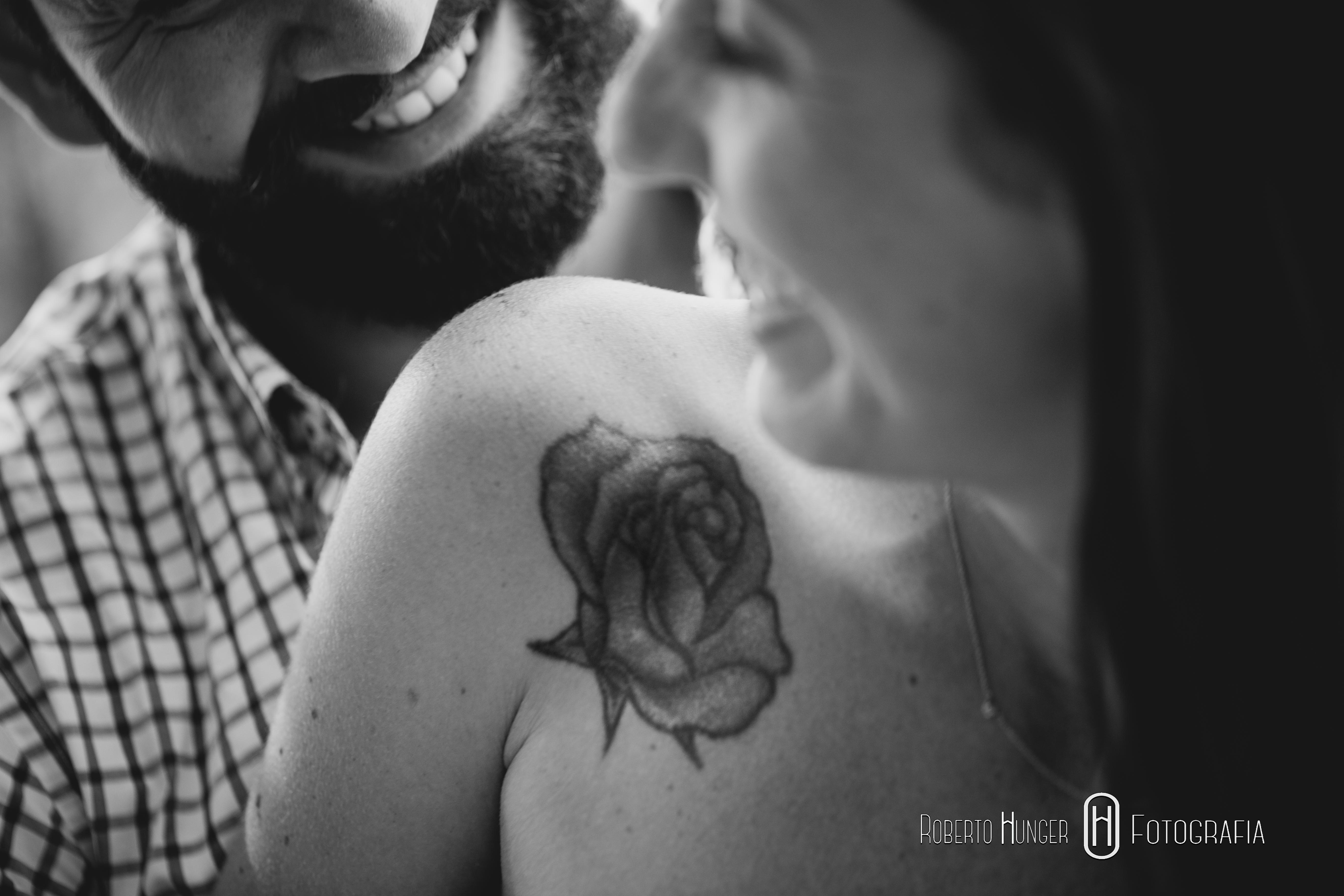 tatuagem em casal, ensaio fotográfico com tatuagem aparecendo na foto, Fotógrafo de casamento em ouro fino e jacutinga, santa rita do sapucai fotografia de 15 anos, fotógrafo pouso alegre e itajubá, lambari e trÊs pontas fotógrafo, Onde casar em Pouso Alegre?, casamento-em-itajubá-minas-gerais, fotografria-de-casamento-itajubá, pouso-alegre-fotos-casamentos, noivas-itajubá, fotógrafo-de-casamentos-pouso-alegre