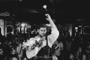 noivo jogando uma flor do buquê, noivo jogando buquê, Fotógrafo de casamento em ouro fino e jacutinga, santa rita do sapucai fotografia de 15 anos, fotógrafo pouso alegre e itajubá, lambari e trÊs pontas fotógrafo, Onde casar em Pouso Alegre?, casamento-em-itajubá-minas-gerais, fotografria-de-casamento-itajubá, pouso-alegre-fotos-casamentos, noivas-itajubá, fotógrafo-de-casamentos-pouso-alegre