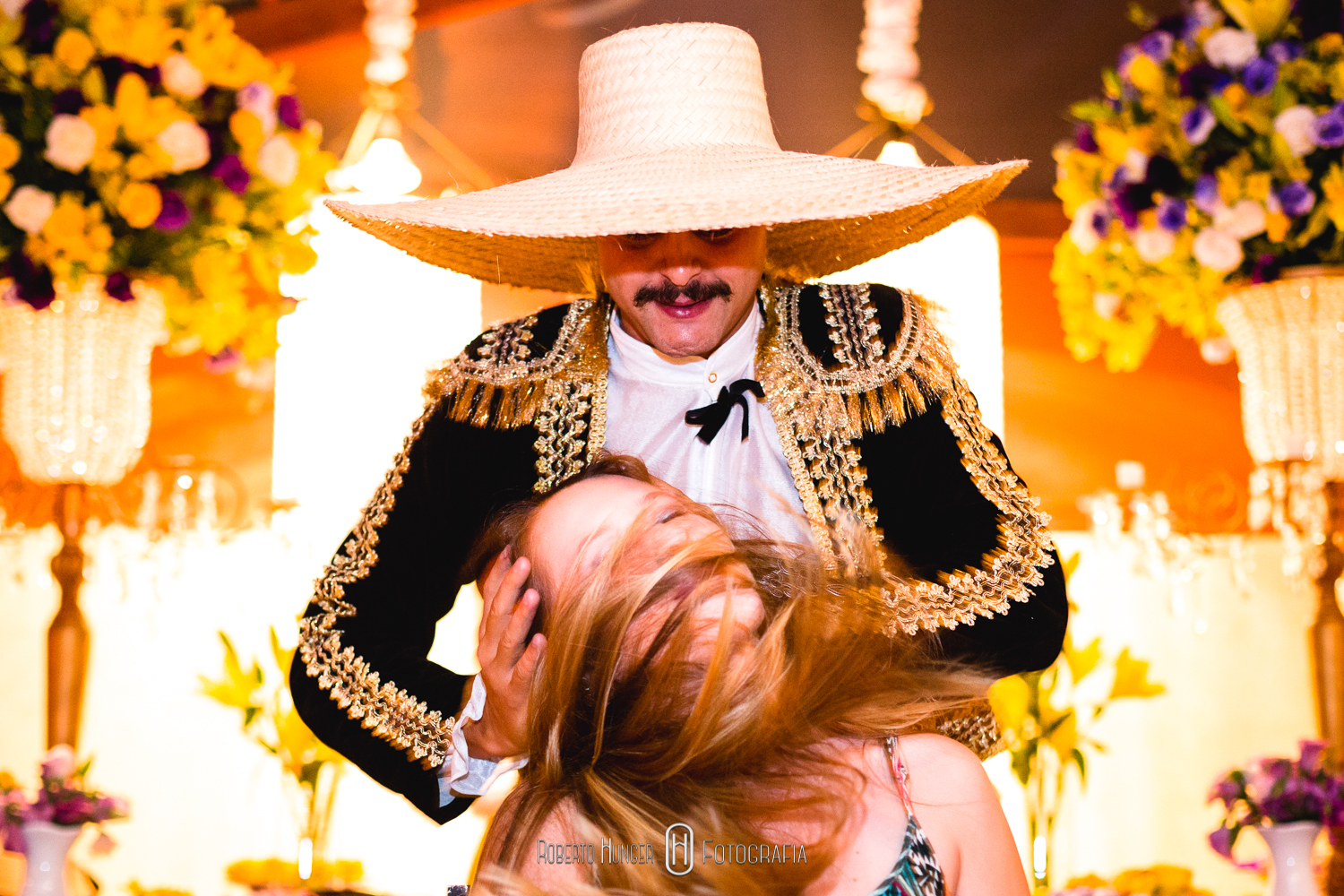 convidados brincando com mexicano tequileiro em minas gerais. Festa de casamento