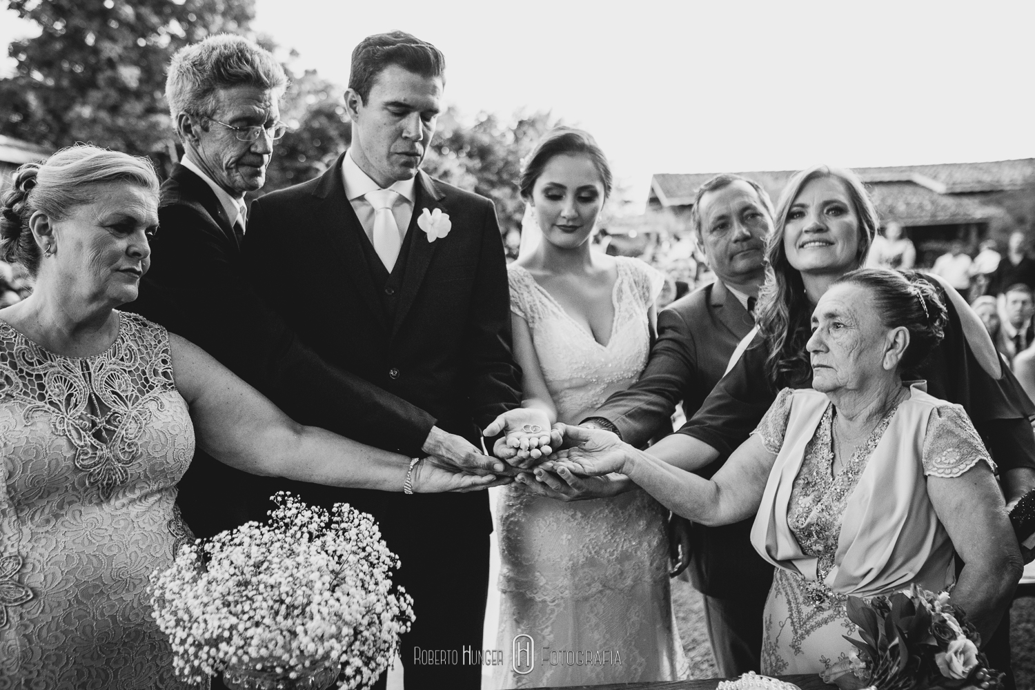 Fotografia: Roberto Hunger Fotografia ; Fazenda e Haras São Bento ; cerimonial: Primas Cerimonial; Celebrante: Edu Toledo;Make/Cabelo: Juninho Makehair; Buffet: Buffet Hernandes Gastronomia; Doce de Leite Bem-casaderia; Regina Bolos; Banda Tribals; Pertrini Wedding Band; Vestido: Casamarela (@casamarelanoivas); Araujo’s Bartenders; Kombi Pics