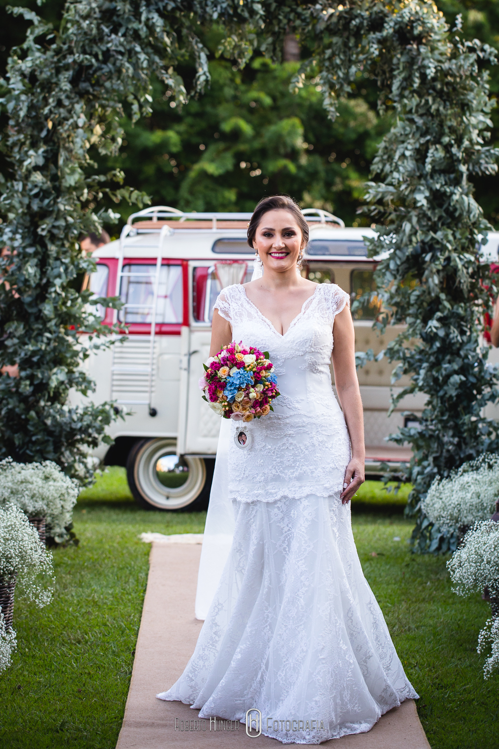 Fotografia: Roberto Hunger Fotografia ; Fazenda e Haras São Bento ; cerimonial: Primas Cerimonial; Celebrante: Edu Toledo;Make/Cabelo: Juninho Makehair; Buffet: Buffet Hernandes Gastronomia; Doce de Leite Bem-casaderia; Regina Bolos; Banda Tribals; Pertrini Wedding Band; Vestido: Casamarela (@casamarelanoivas); Araujo’s Bartenders; Kombi Pics