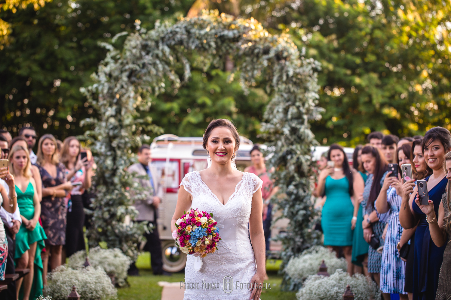 Fotografia: Roberto Hunger Fotografia ; Fazenda e Haras São Bento ; cerimonial: Primas Cerimonial; Celebrante: Edu Toledo;Make/Cabelo: Juninho Makehair; Buffet: Buffet Hernandes Gastronomia; Doce de Leite Bem-casaderia; Regina Bolos; Banda Tribals; Pertrini Wedding Band; Vestido: Casamarela (@casamarelanoivas); Araujo’s Bartenders; Kombi Pics