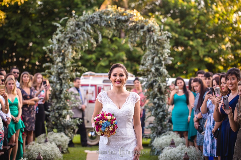 Fotografia: Roberto Hunger Fotografia ; Fazenda e Haras São Bento ; cerimonial: Primas Cerimonial; Celebrante: Edu Toledo;Make/Cabelo: Juninho Makehair; Buffet: Buffet Hernandes Gastronomia; Doce de Leite Bem-casaderia; Regina Bolos; Banda Tribals; Pertrini Wedding Band; Vestido: Casamarela (@casamarelanoivas); Araujo’s Bartenders; Kombi Pics