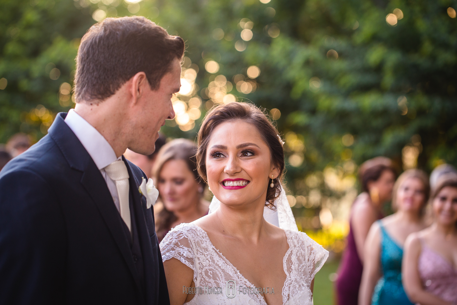 Fotografia: Roberto Hunger Fotografia ; Fazenda e Haras São Bento ; cerimonial: Primas Cerimonial; Celebrante: Edu Toledo;Make/Cabelo: Juninho Makehair; Buffet: Buffet Hernandes Gastronomia; Doce de Leite Bem-casaderia; Regina Bolos; Banda Tribals; Pertrini Wedding Band; Vestido: Casamarela (@casamarelanoivas); Araujo’s Bartenders; Kombi Pics